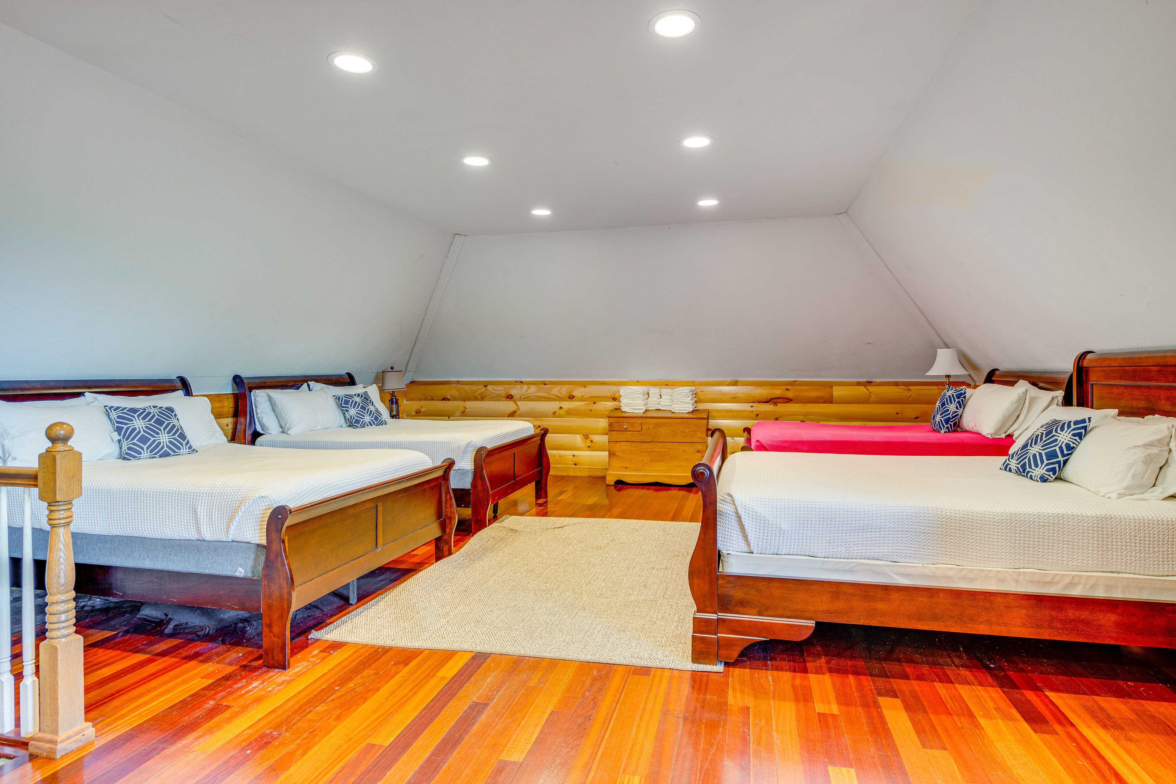 Bedroom 5 (Loft) | 2 King Beds | 2 Queen Beds | 3 Full Beds | Upper Level