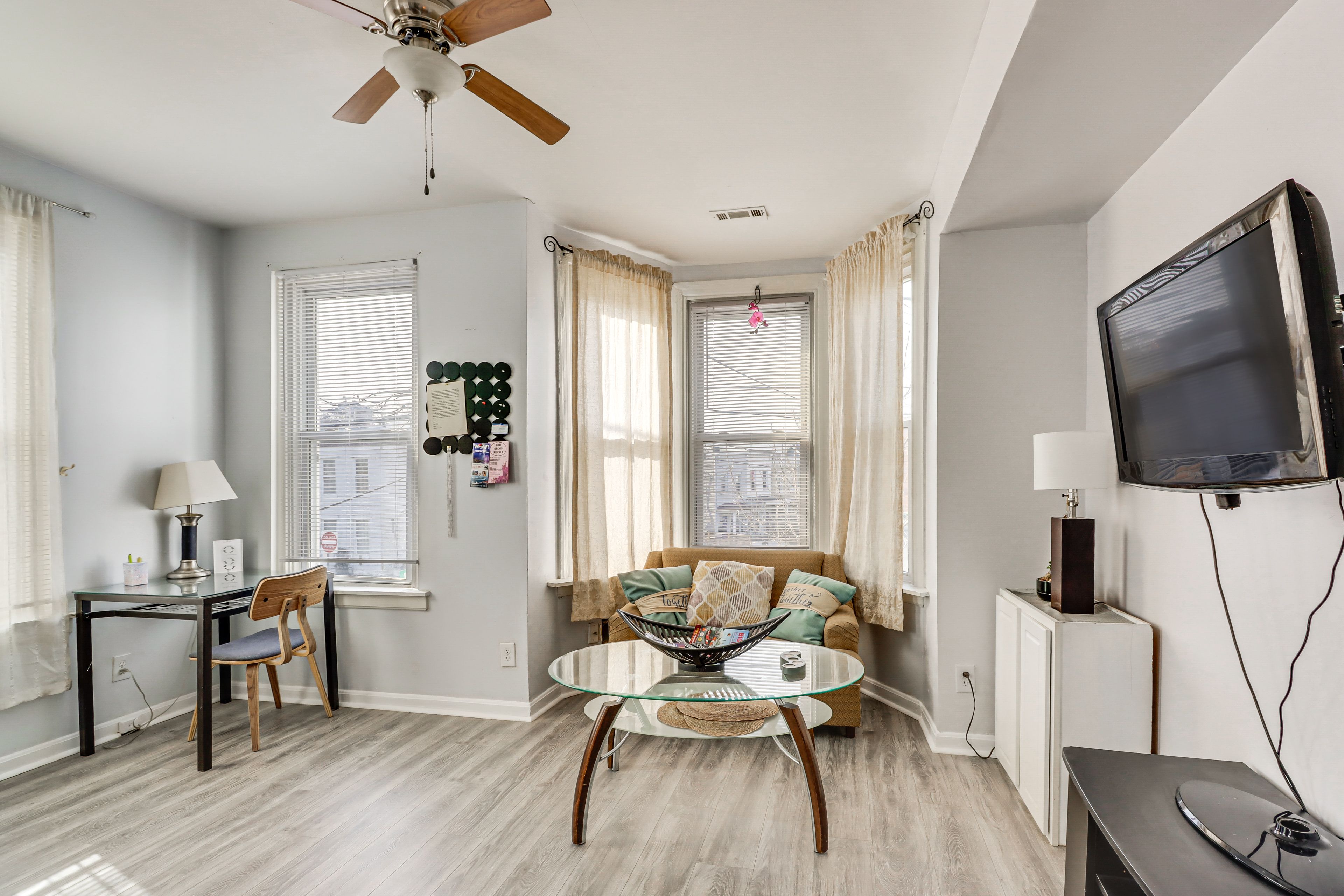 Living Area | Flat-Screen TV | Free WiFi | Central A/C & Heating