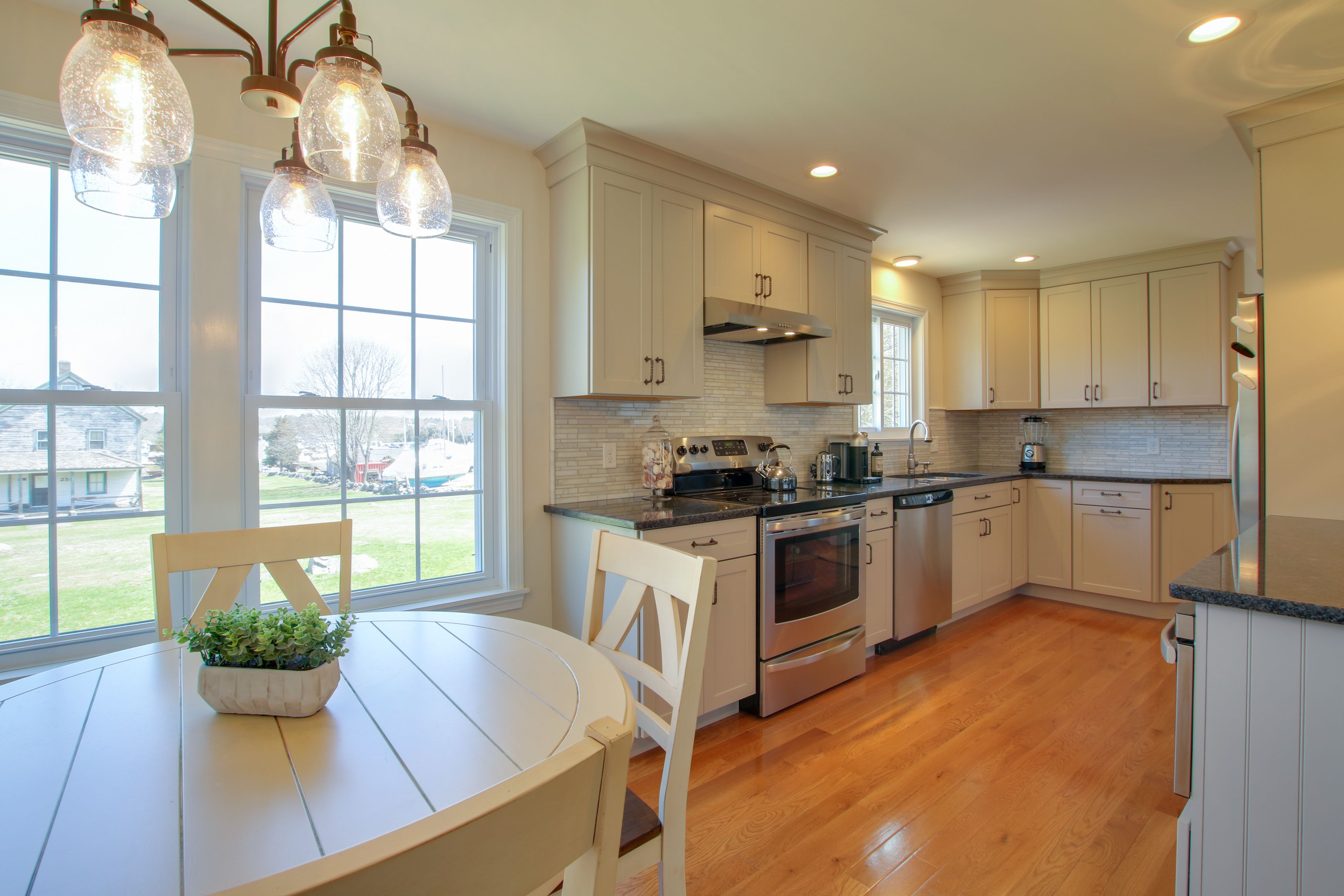 Dining Area | Dishes & Flatware Provided