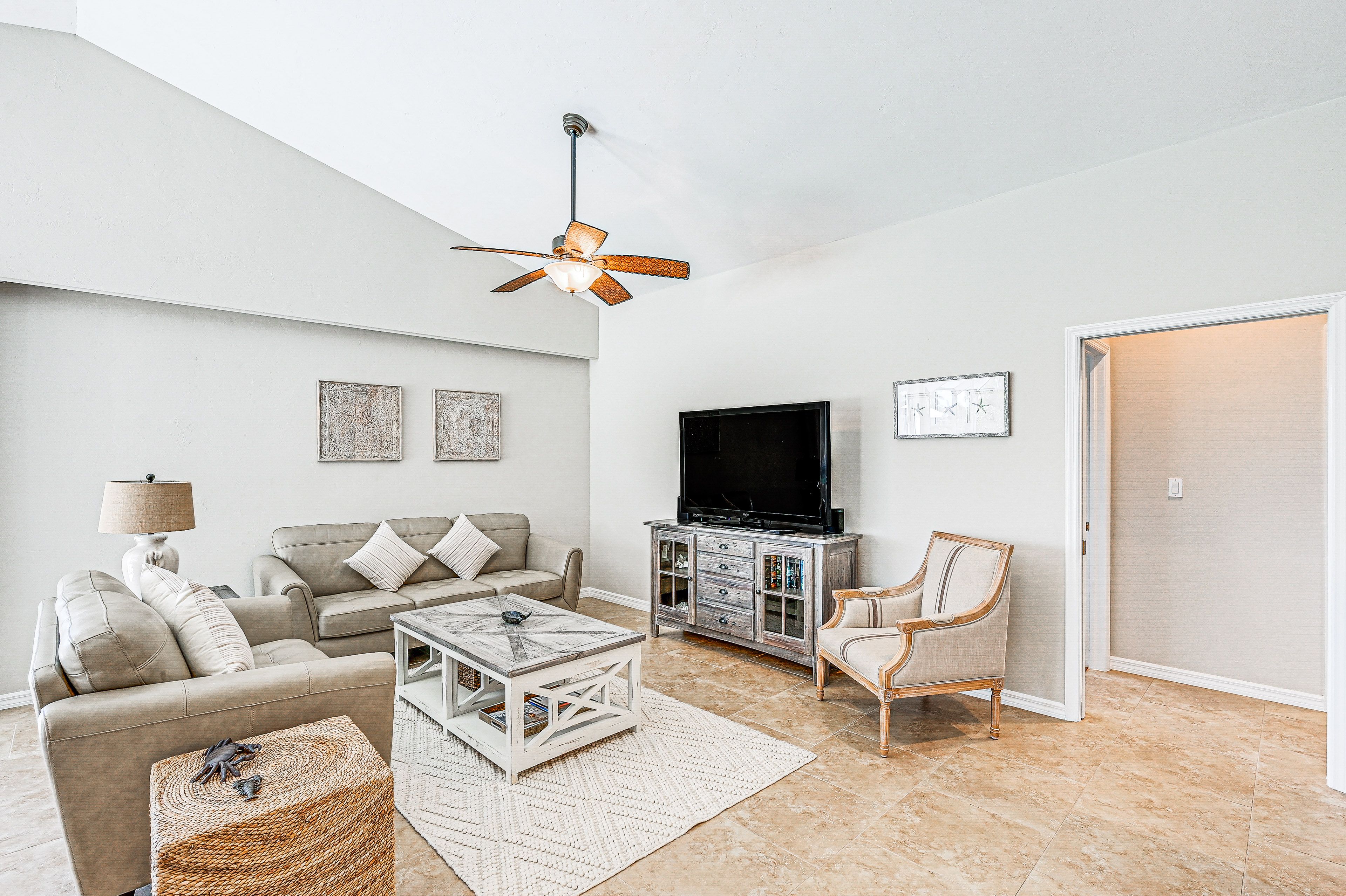 Living Room | Smart TV | Board Games