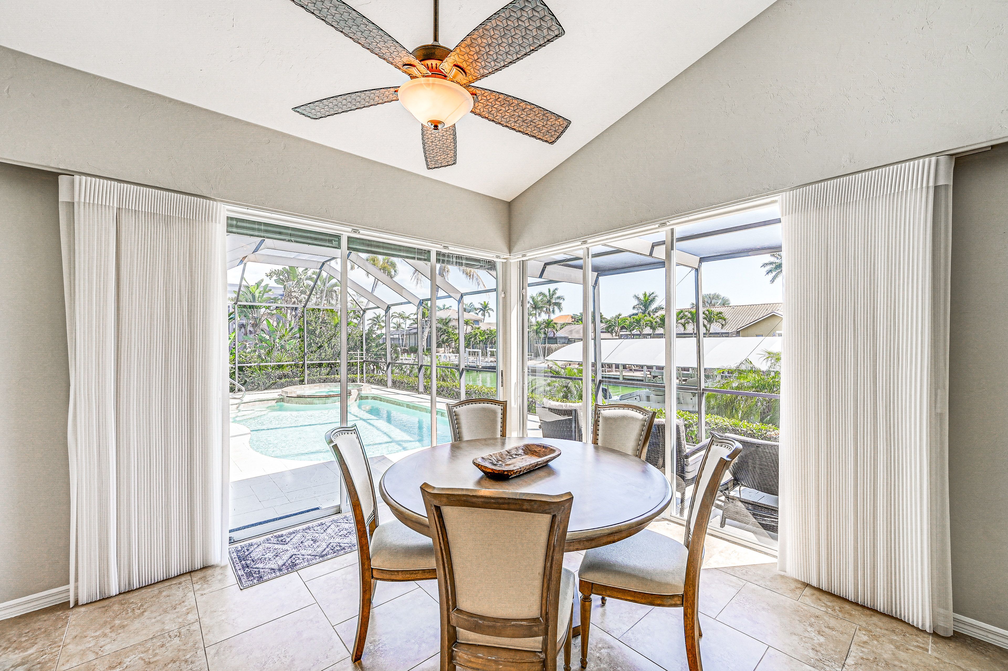 Dining Area | Dishware & Flatware Provided