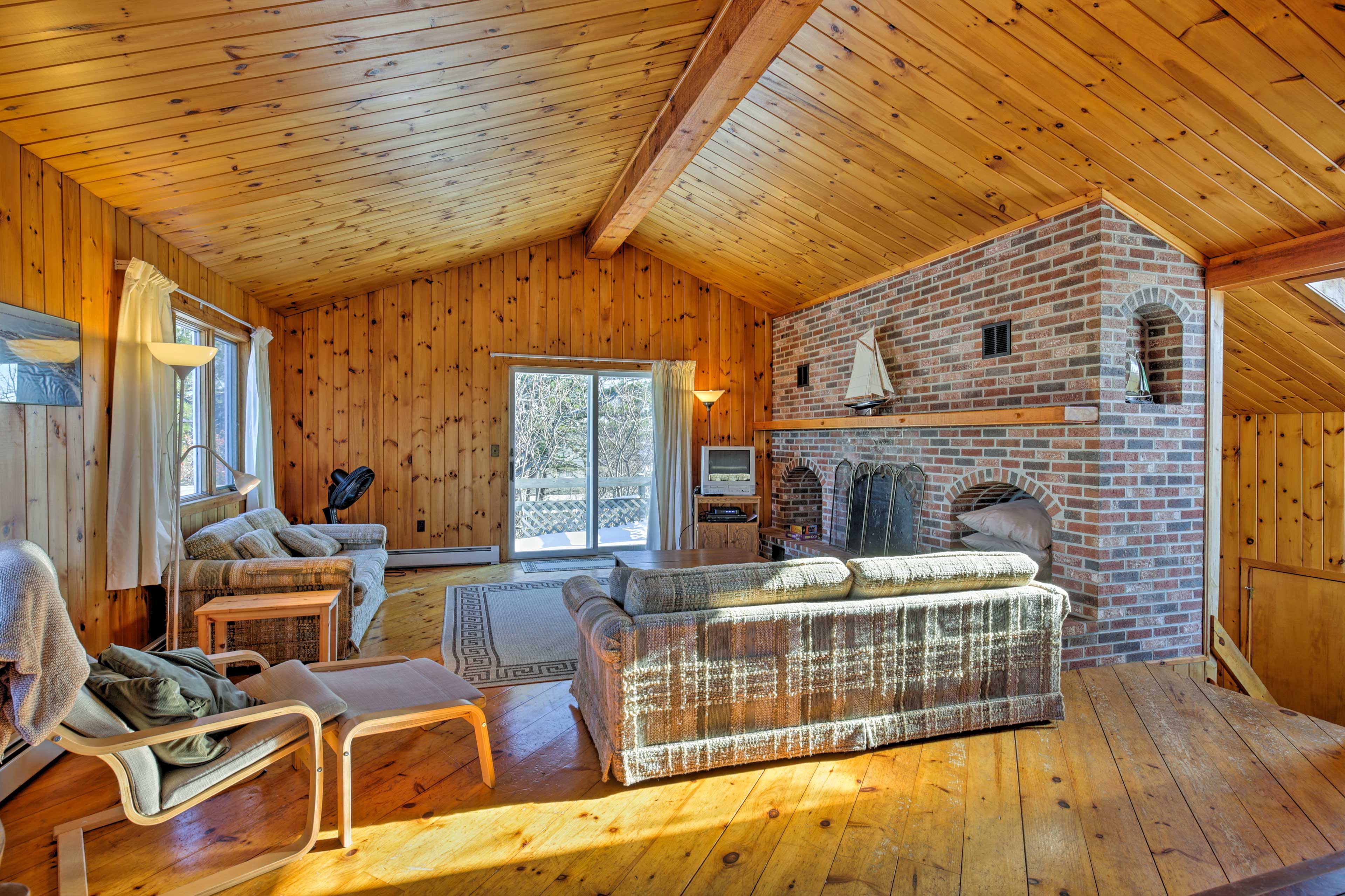 Living Area | Free WiFi | Fireplace Not Available