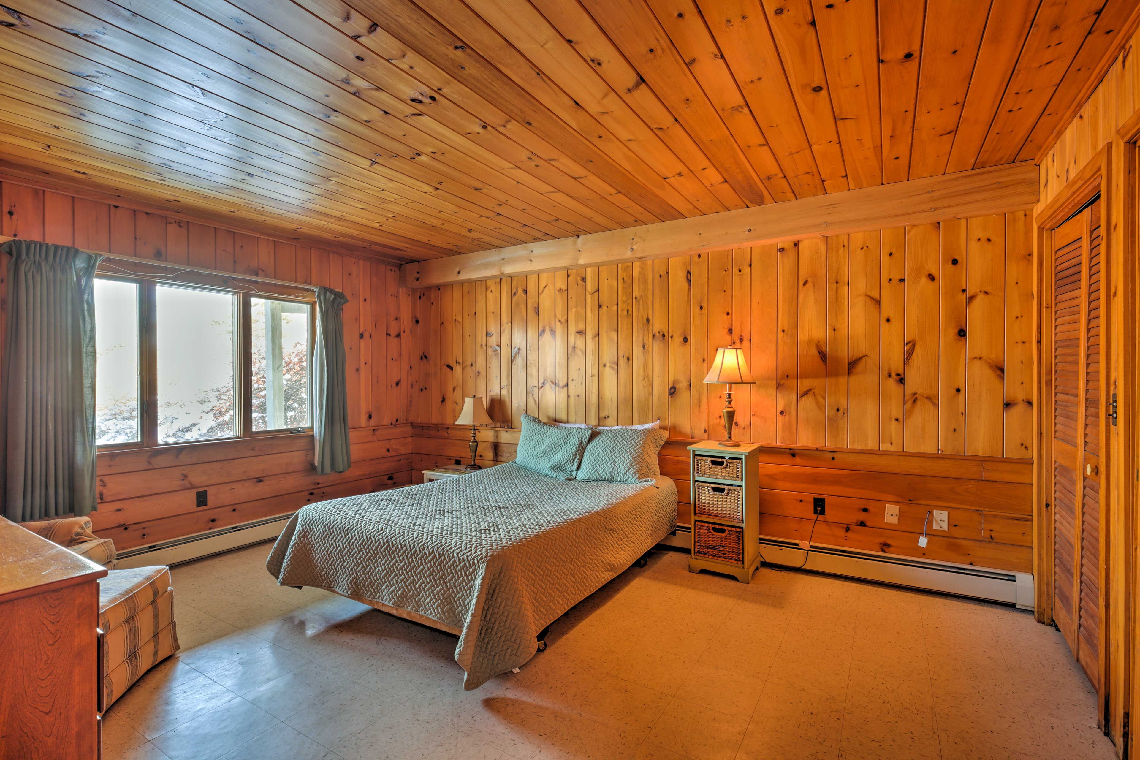 Bedroom 1 | Queen Bed