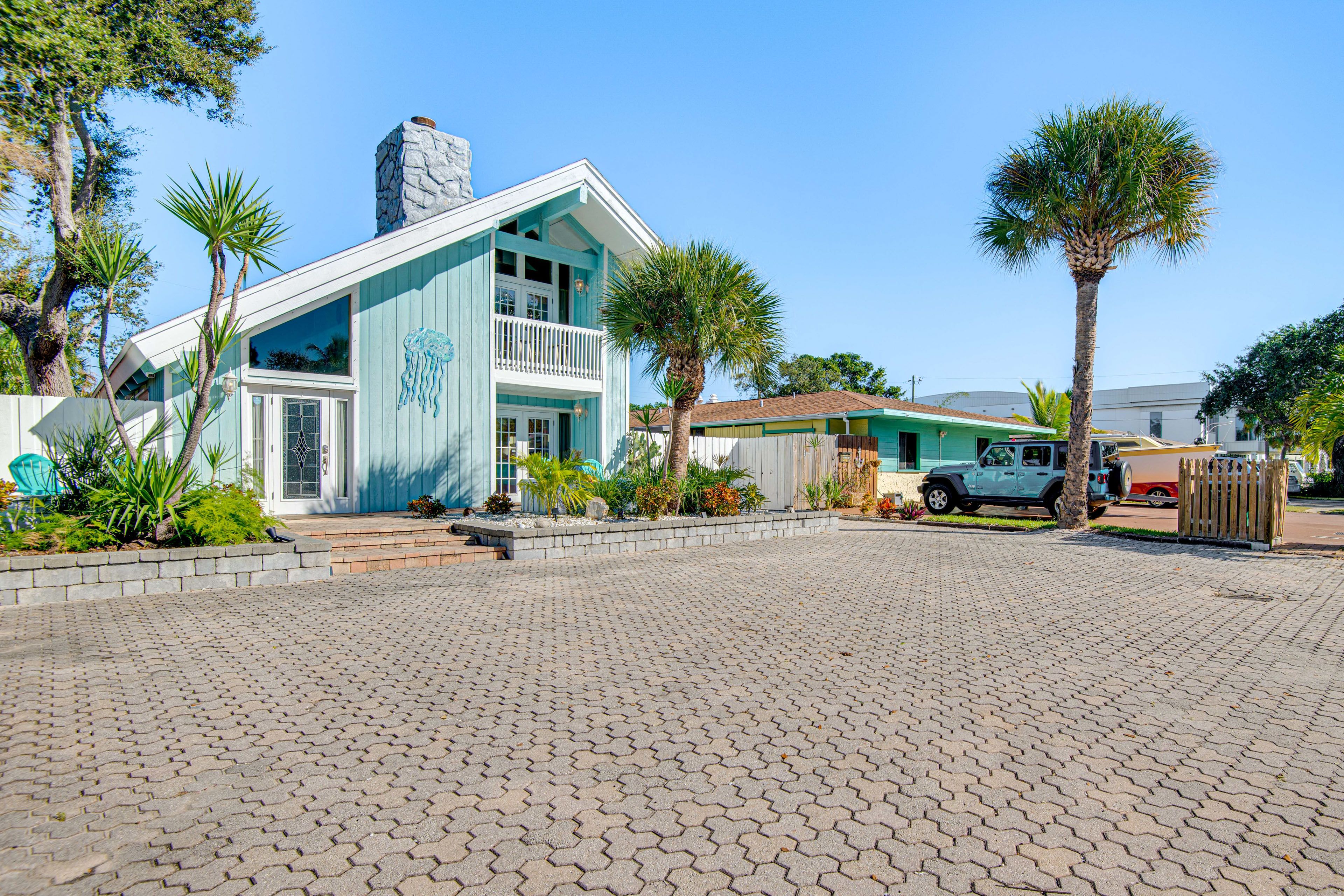 Parking | Driveway (5 Vehicles)