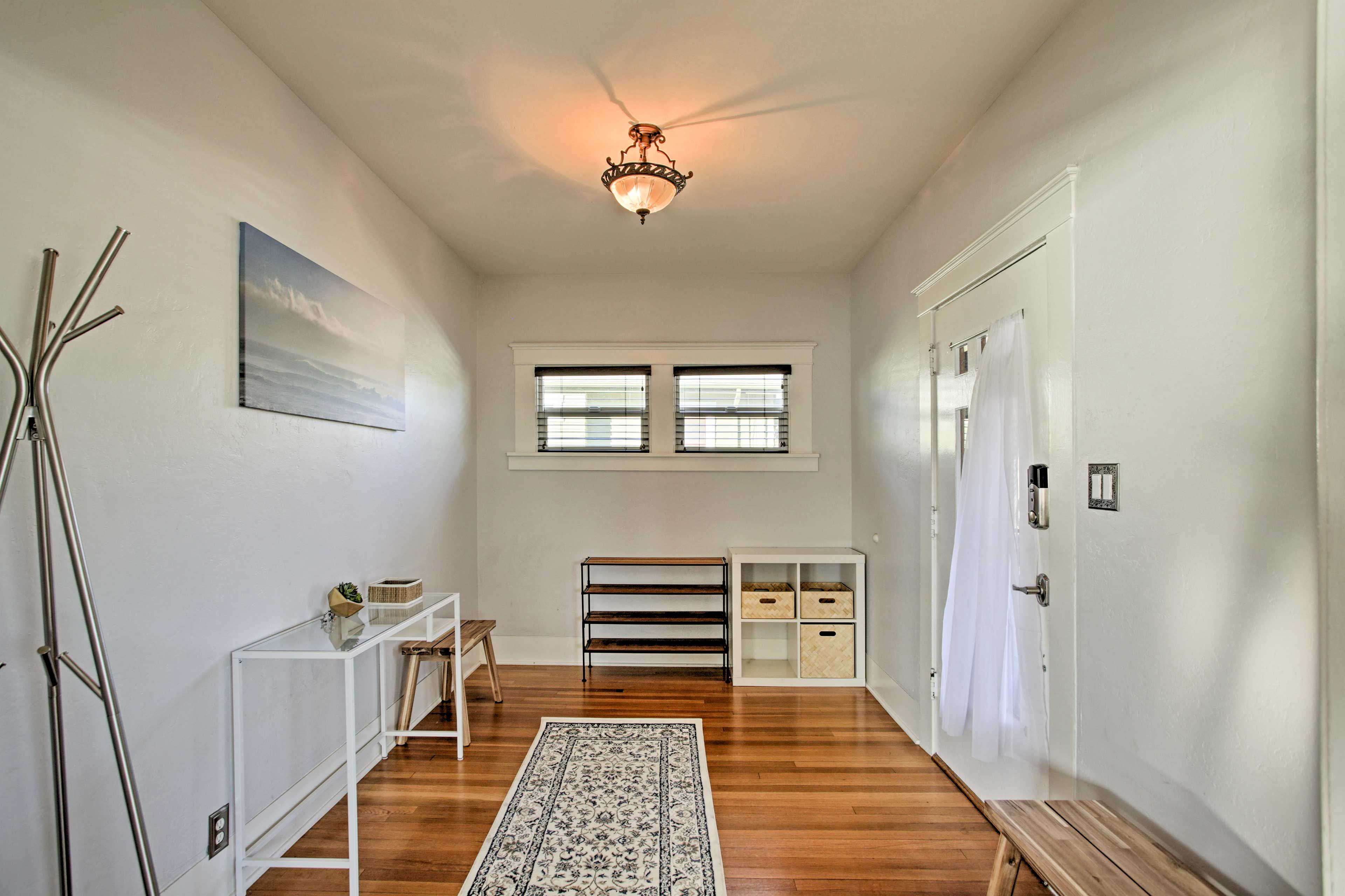 Store your belongings in the large entry room.
