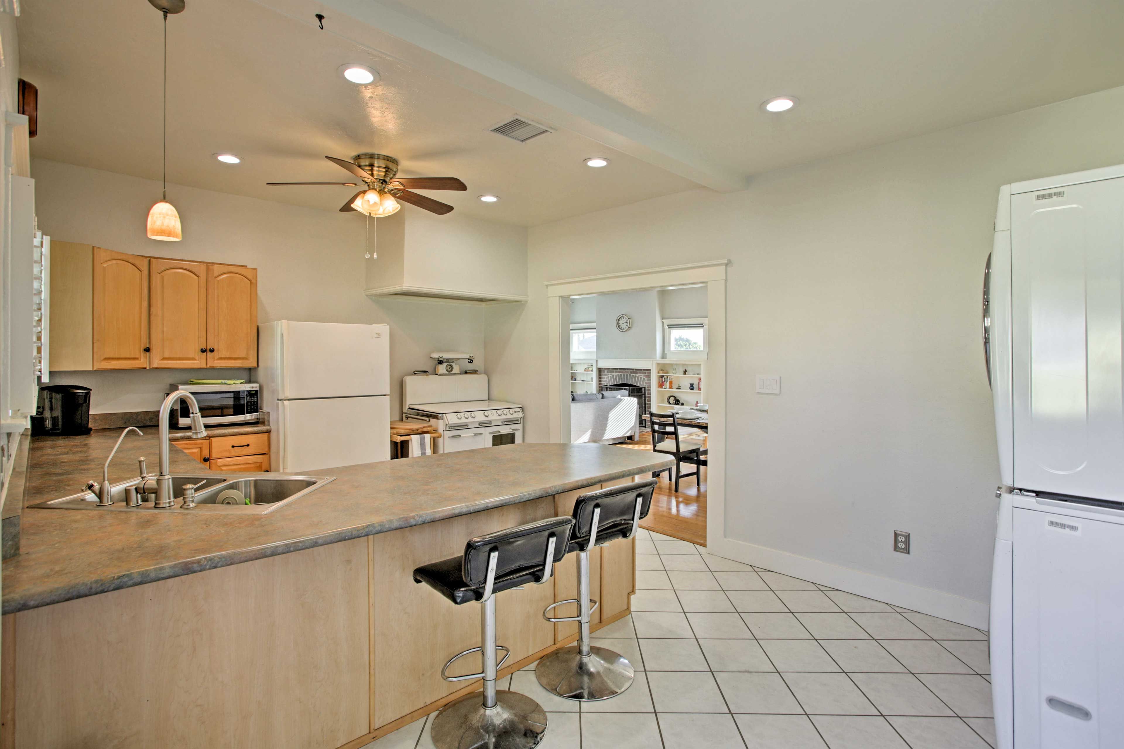 Keep the chef company at the breakfast bar for 2.
