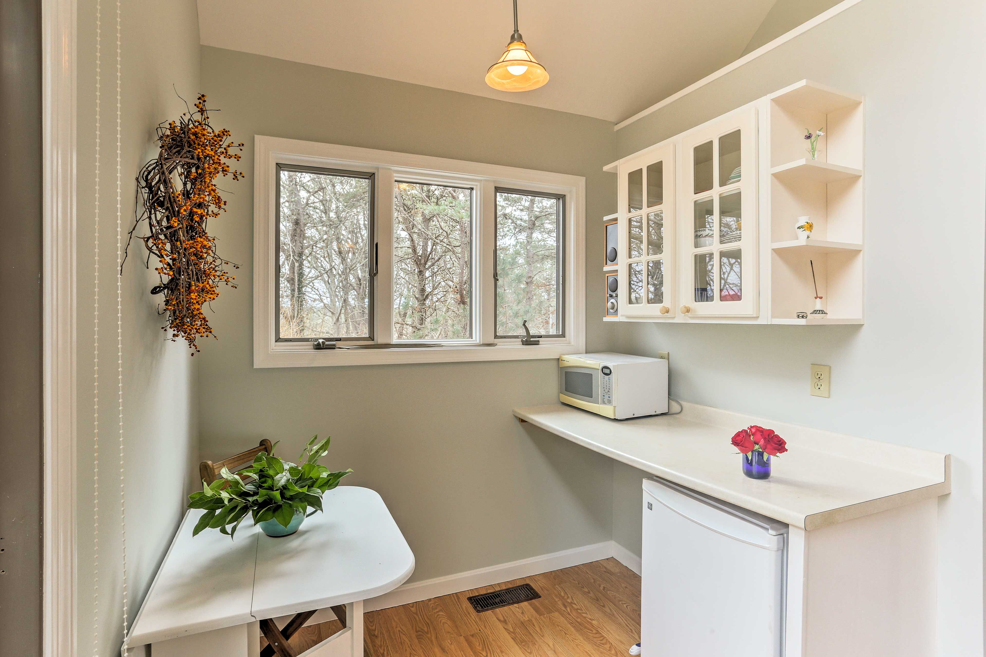 Prepare small snacks in the kitchenette.