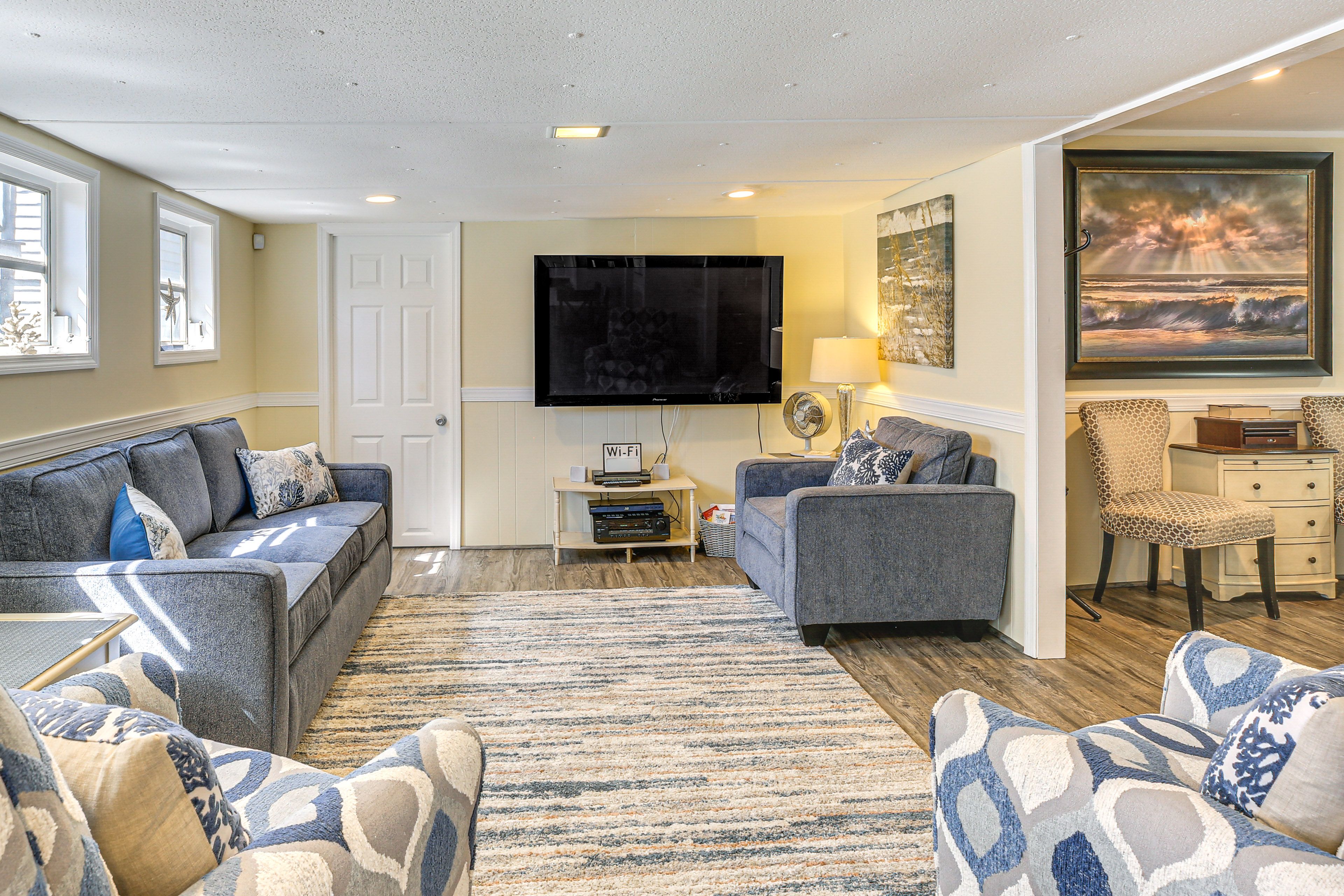Living Room | Central A/C & Heating | Free WiFi