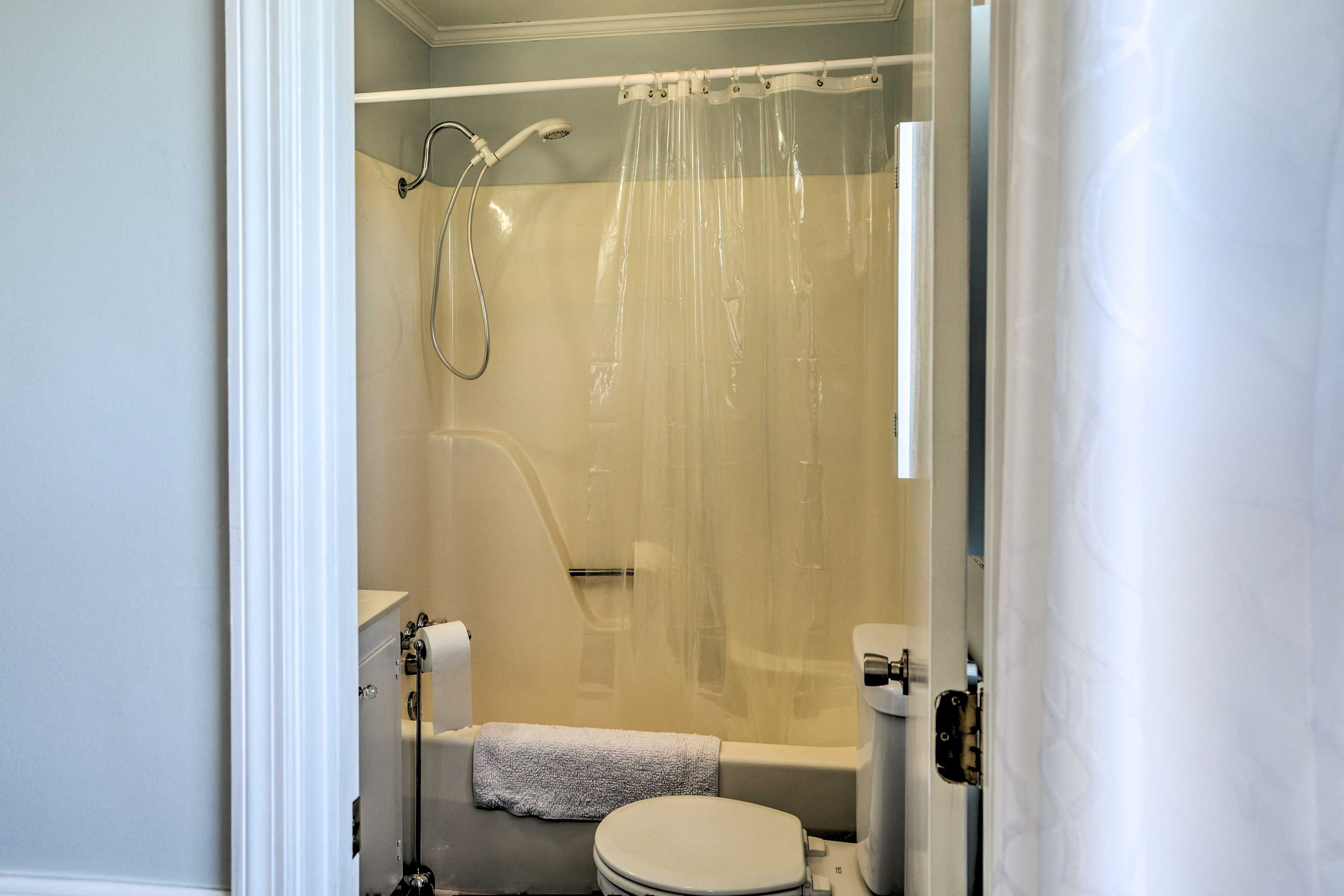 Full Bathroom | Towels Provided