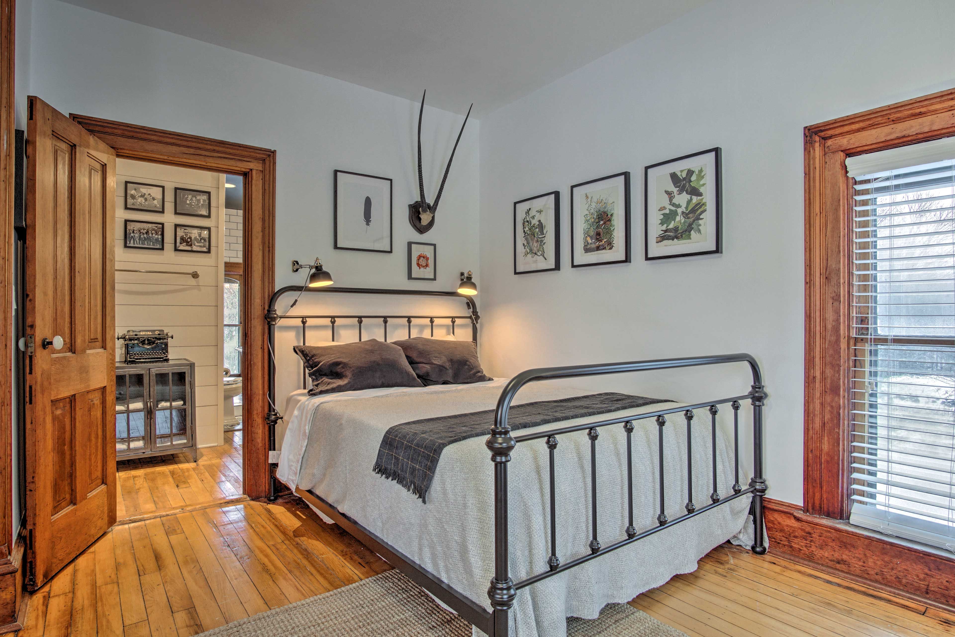 Bedroom 1 | Queen Bed | En-Suite Bathroom