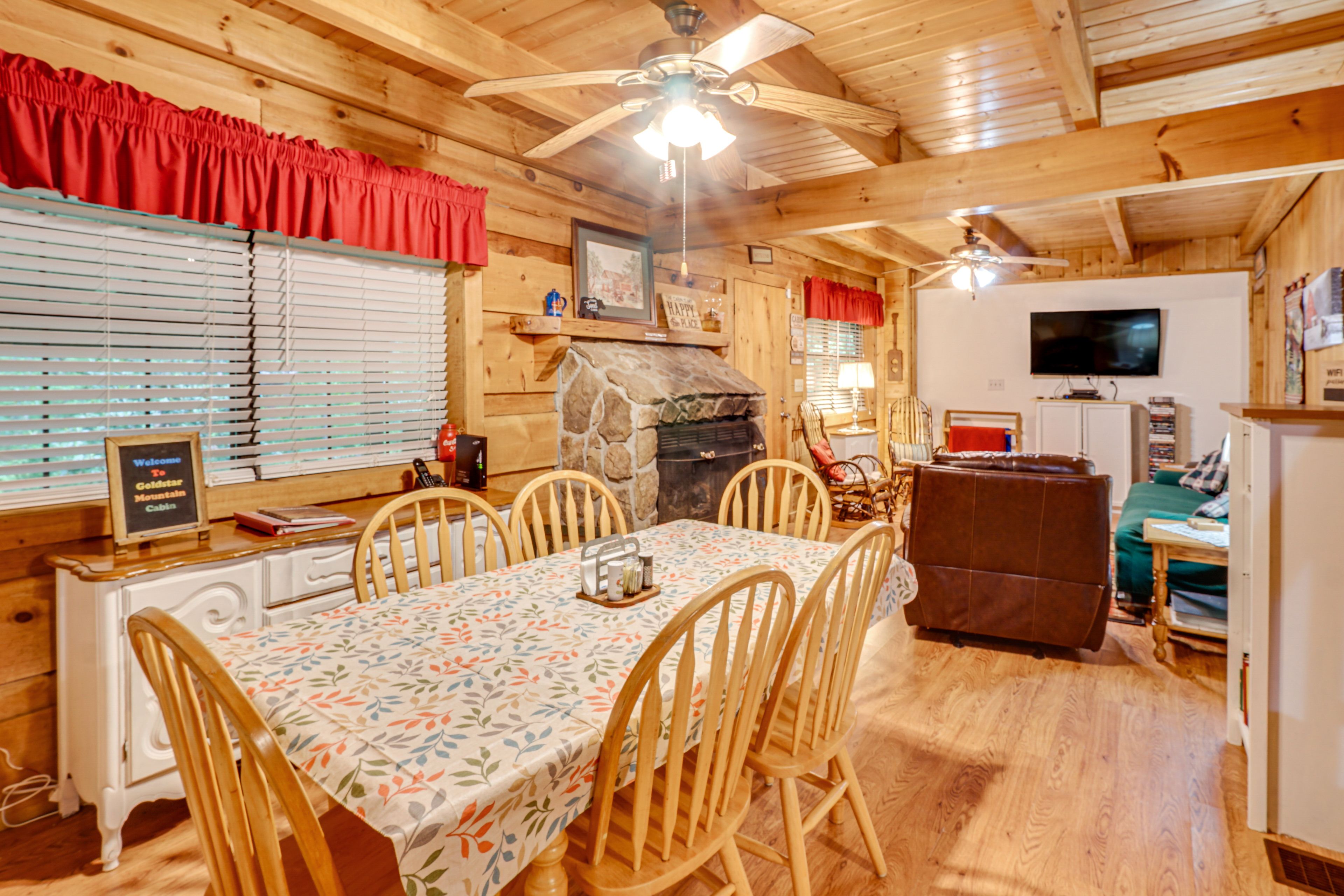 Dining Area | Dishes & Flatware Provided