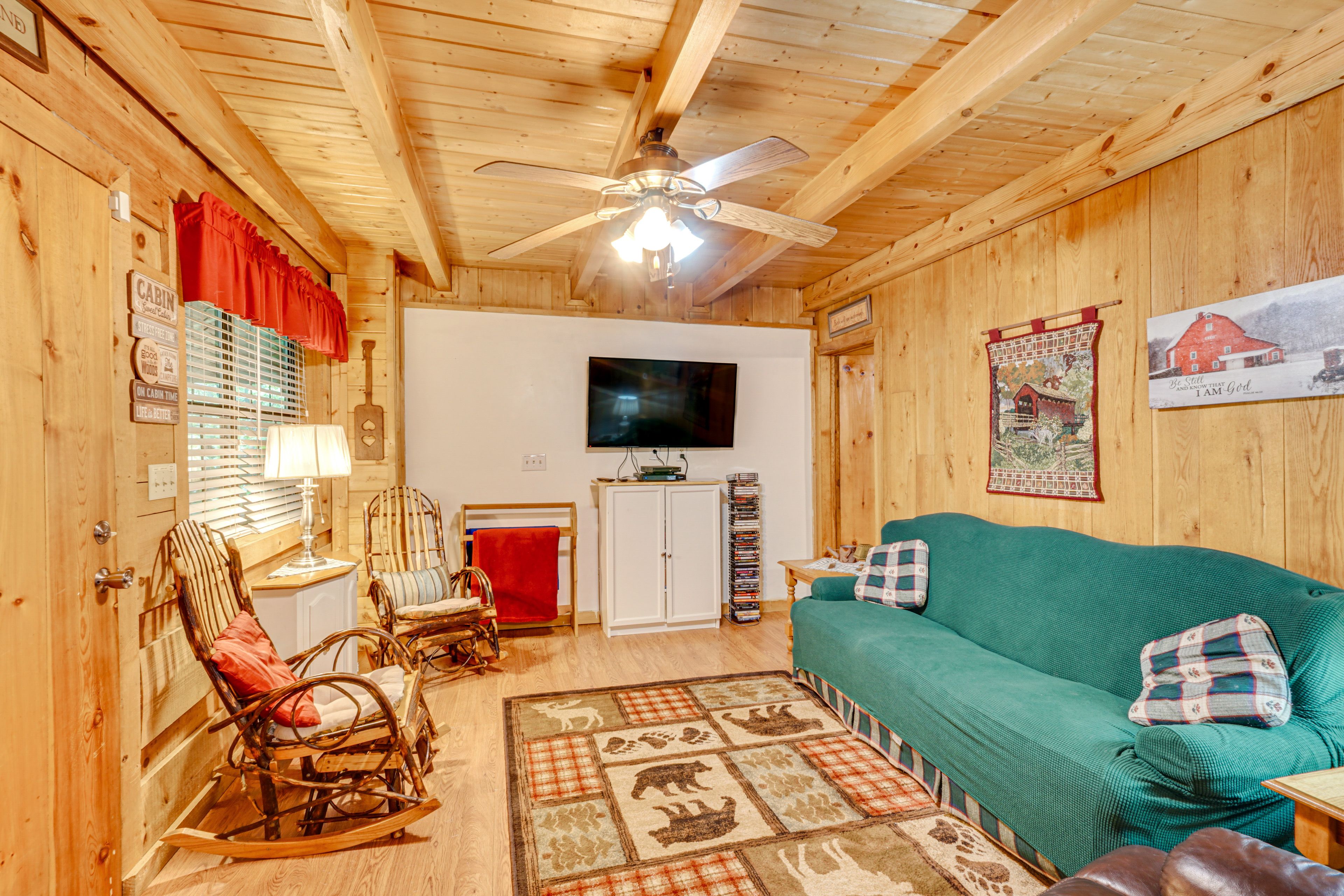 Living Room | Flat-Screen TV | Central A/C & Heating | Fireplace