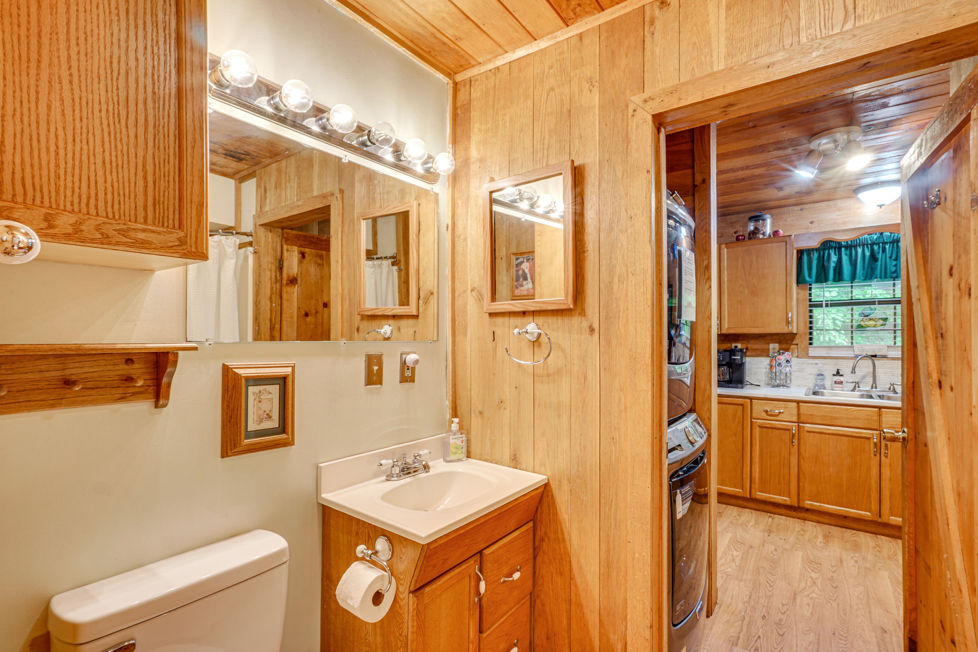 Full Bathroom | Towels Provided