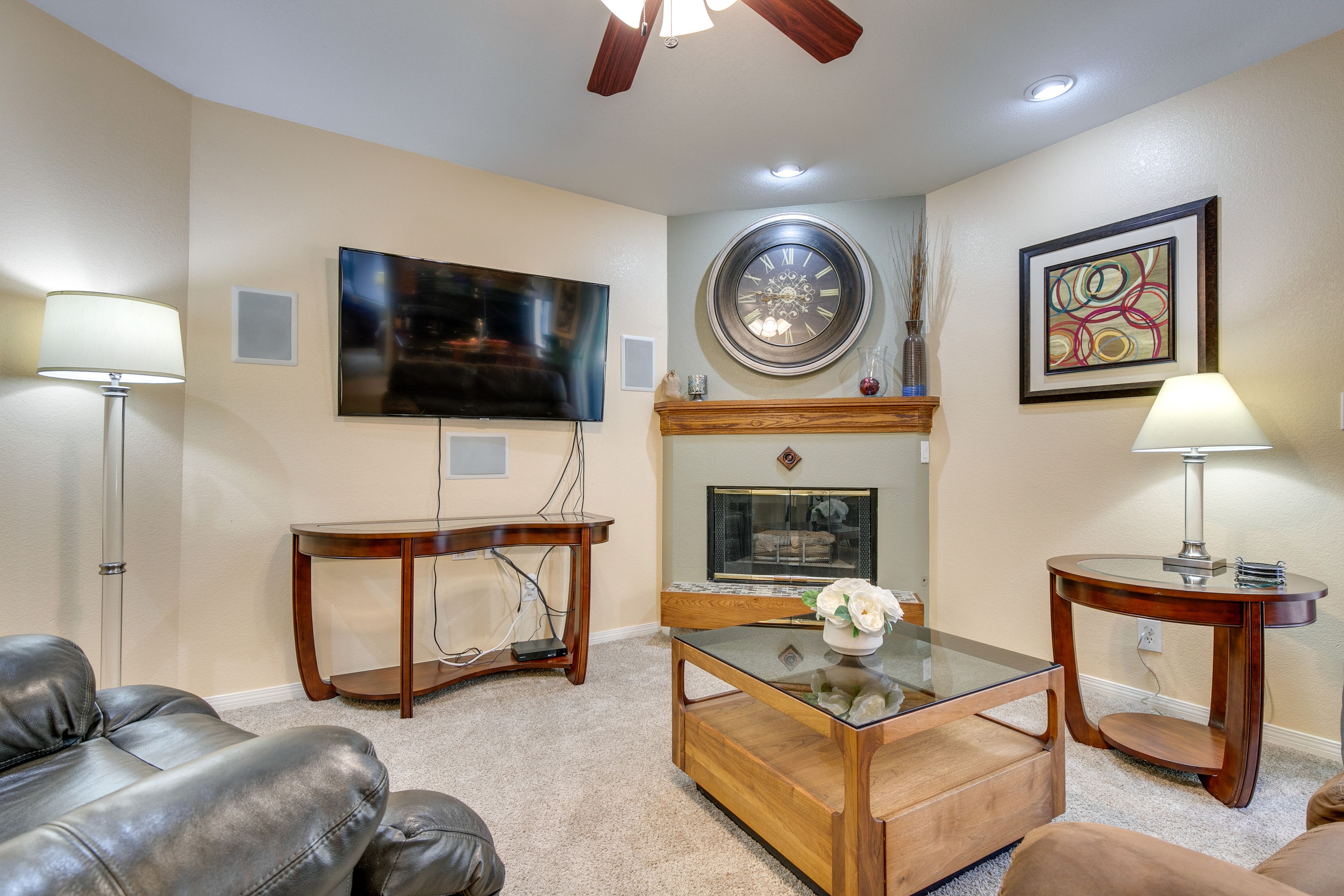 Living Room | Central A/C & Heating | Cable TV | Free WiFi