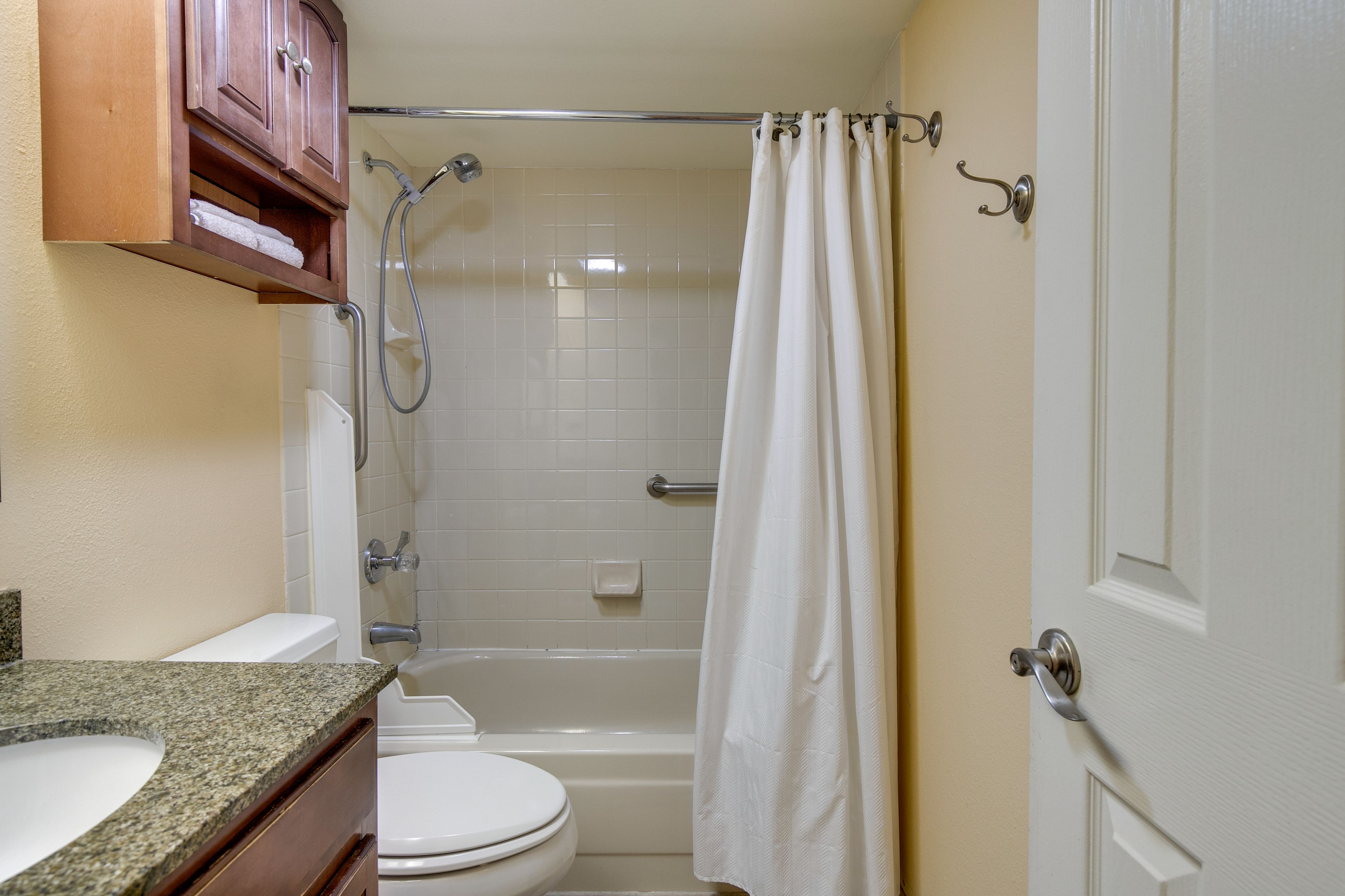 Full Bathroom | Linens & Towels | Hair Dryer | Iron & Board