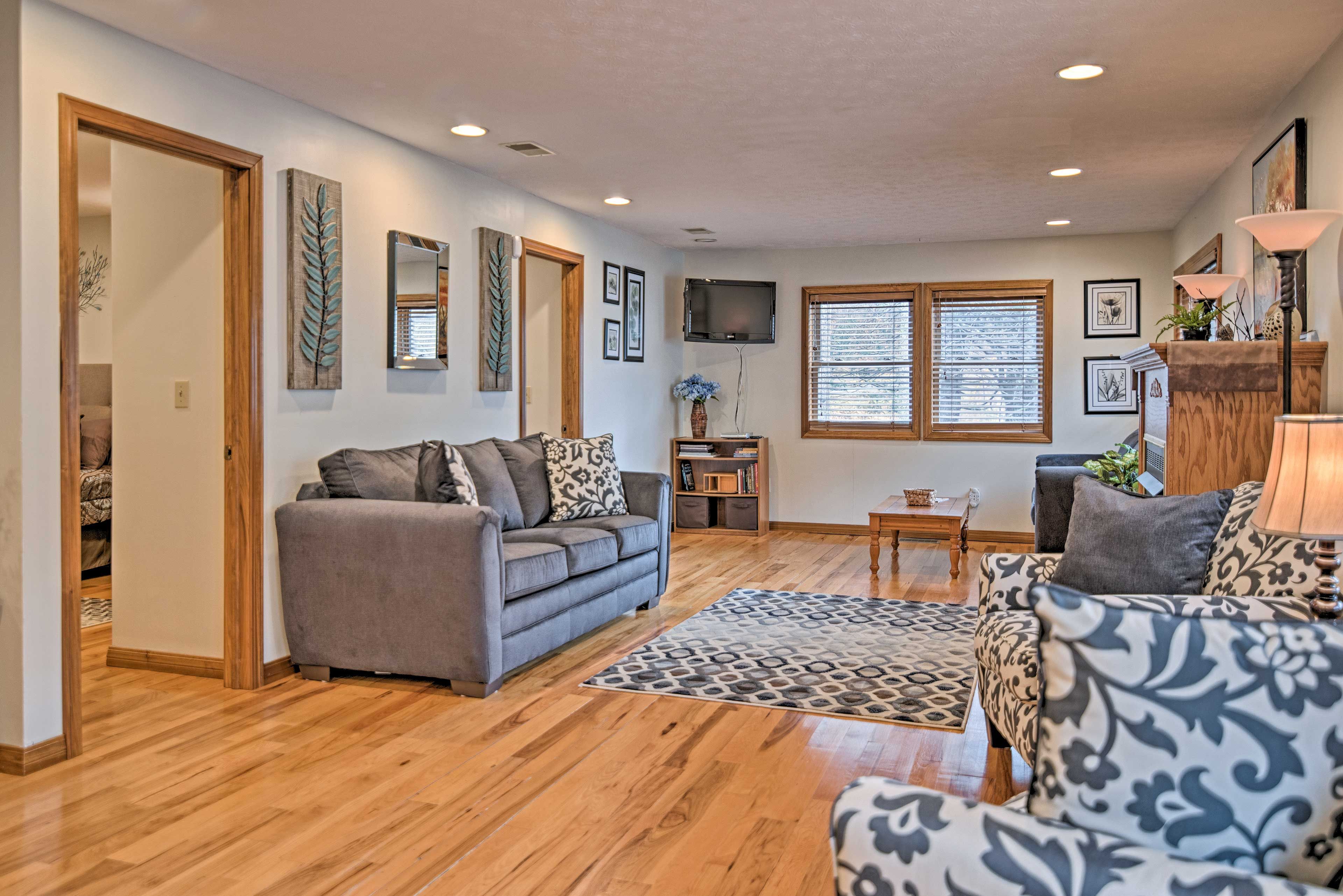 Living Room | Central A/C & Heating | Cable TV | Free WiFi | Books