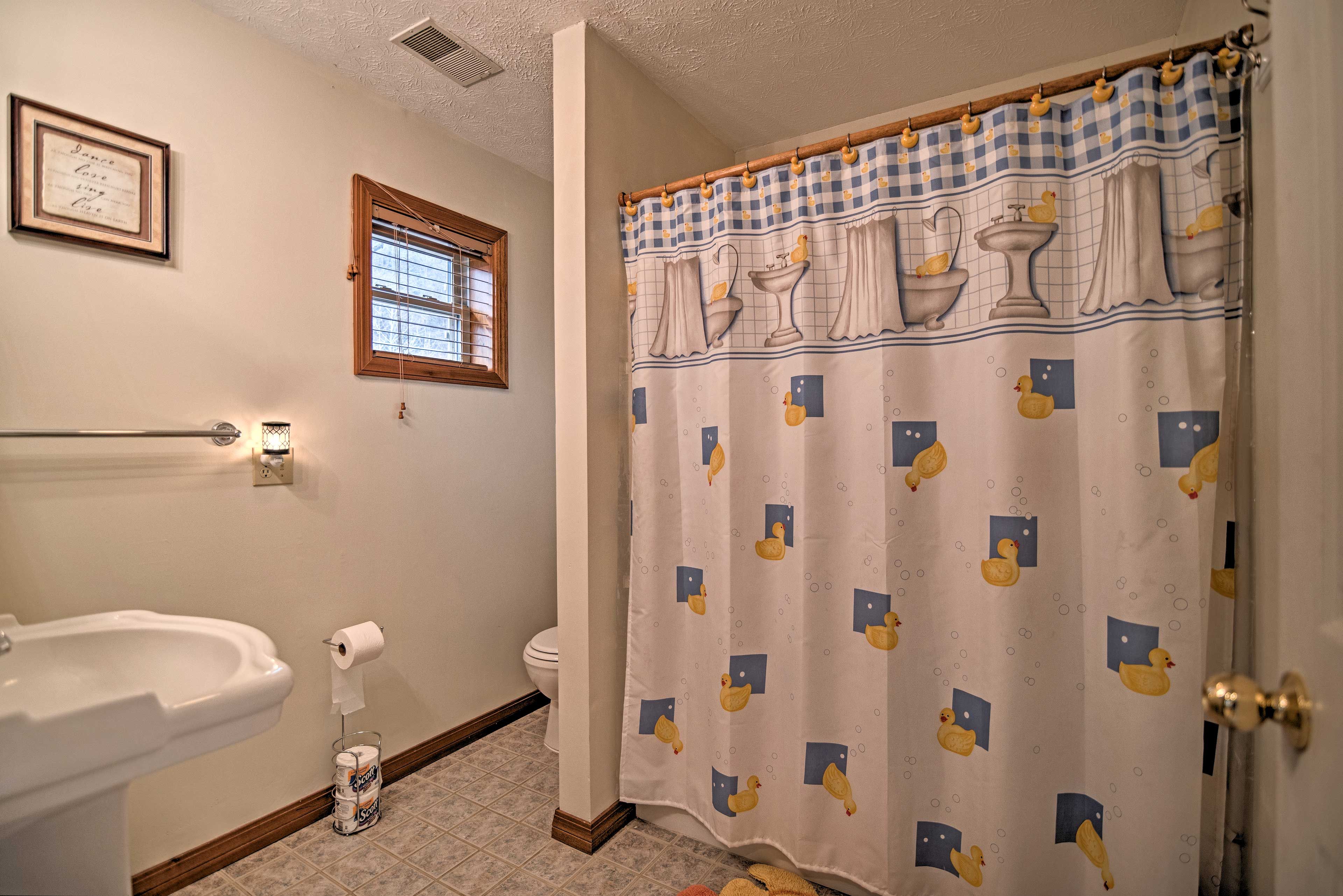 Full Bathroom | Linens & Towels | Complimentary Toiletries