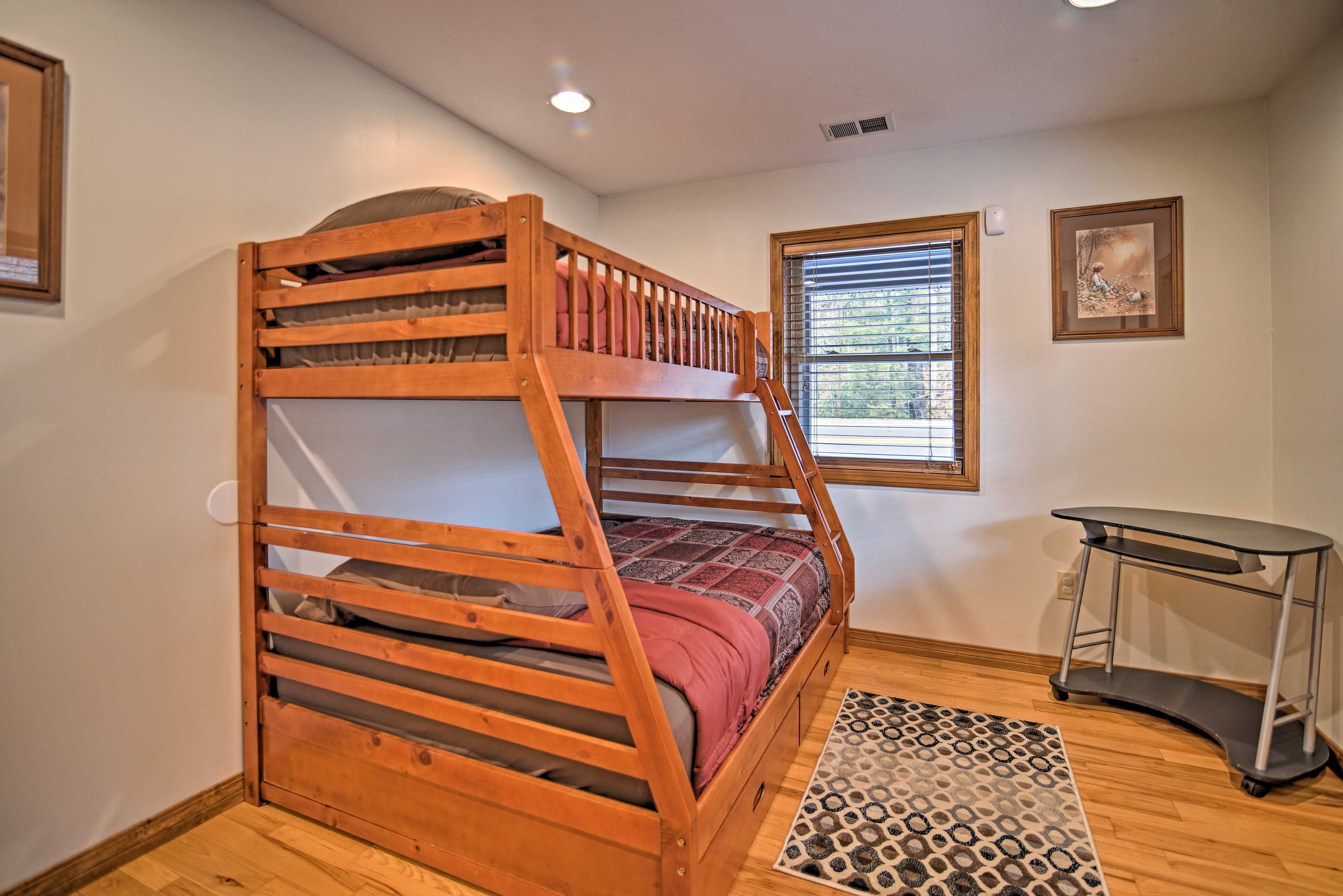 Bedroom 2 | Twin/Full Bunk Bed
