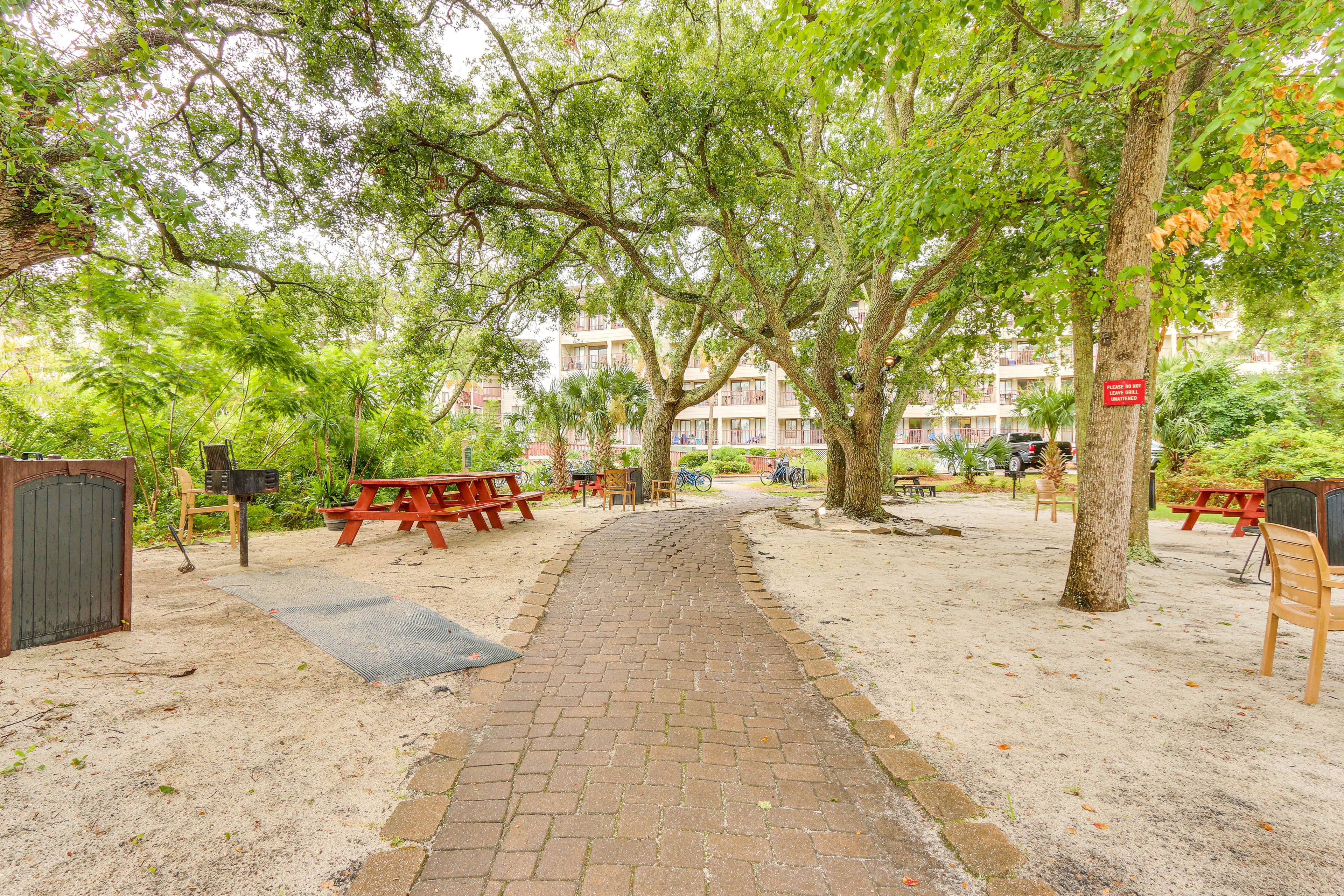 Resort Amenities | Charcoal Grills | Outdoor Dining Areas