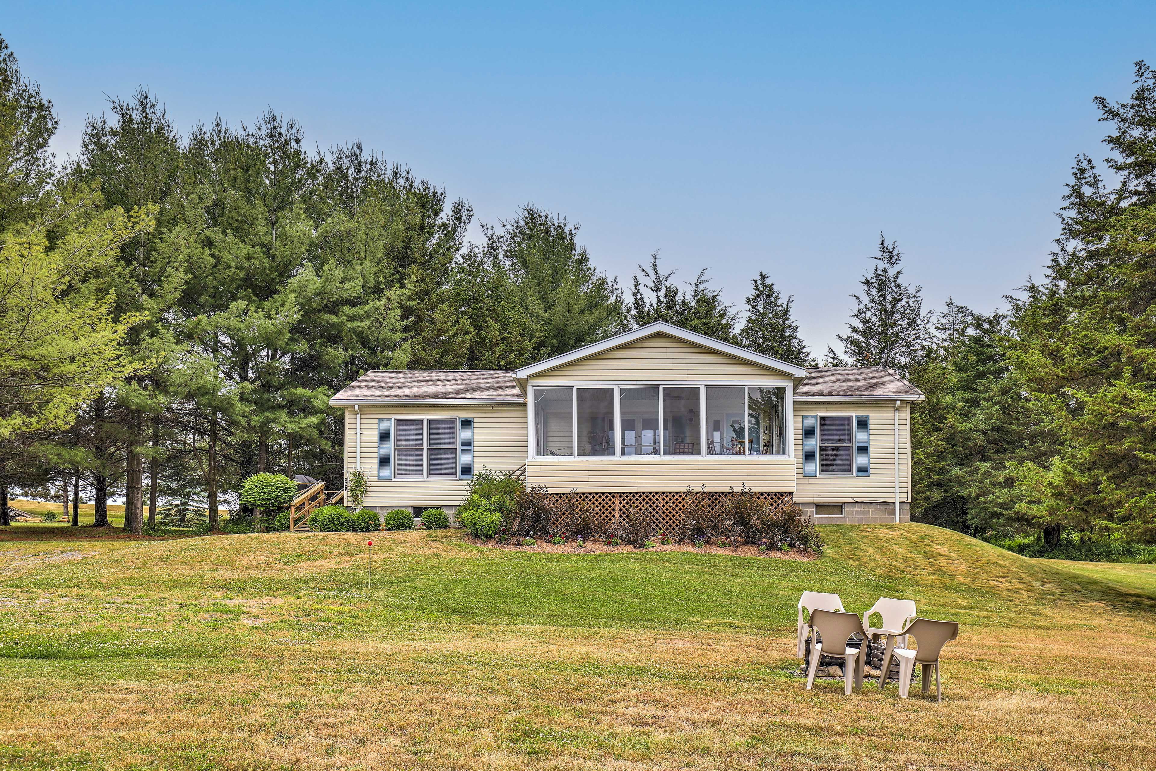 Property Exterior | Ample Driveway Parking