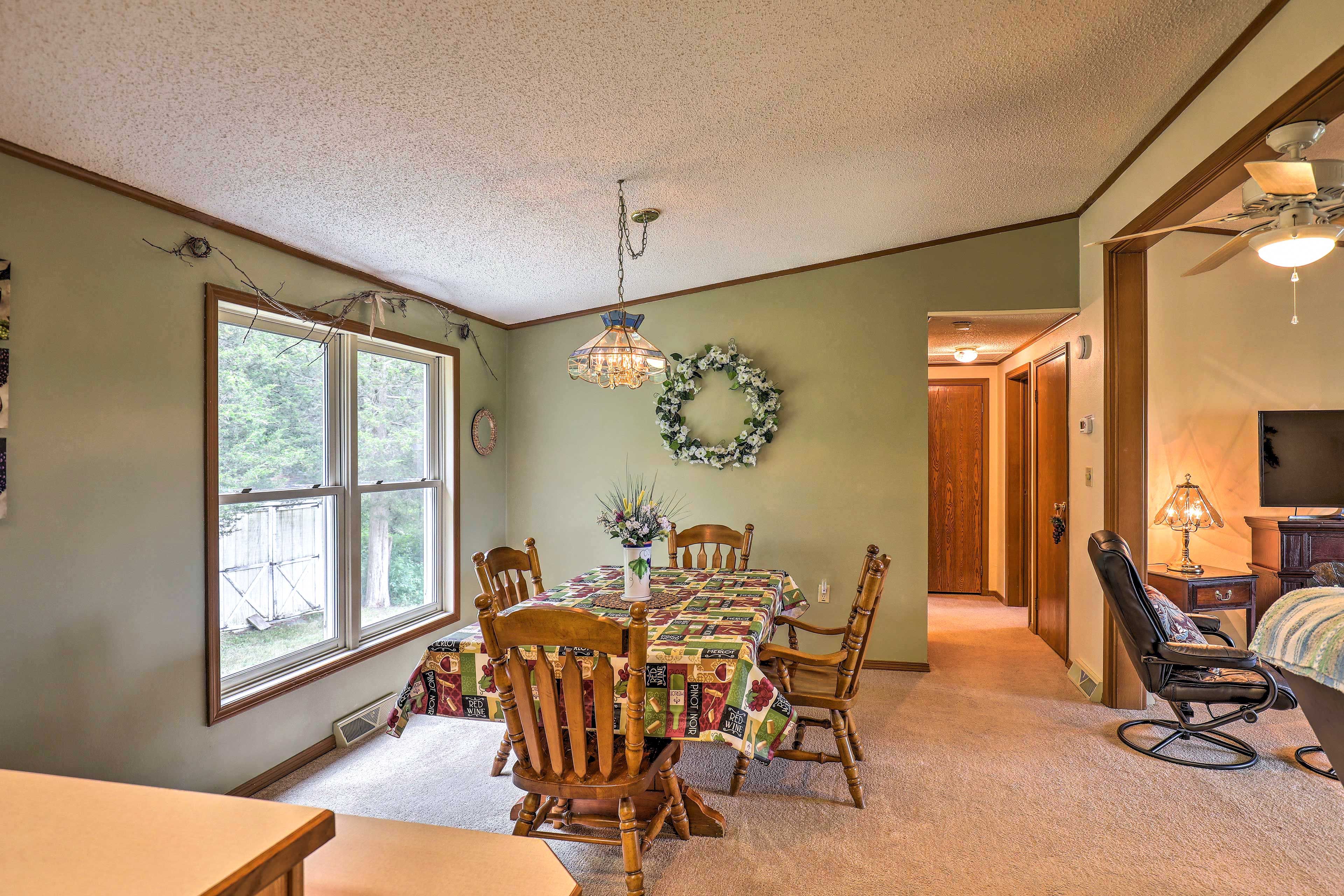 Kitchen / Dining Area