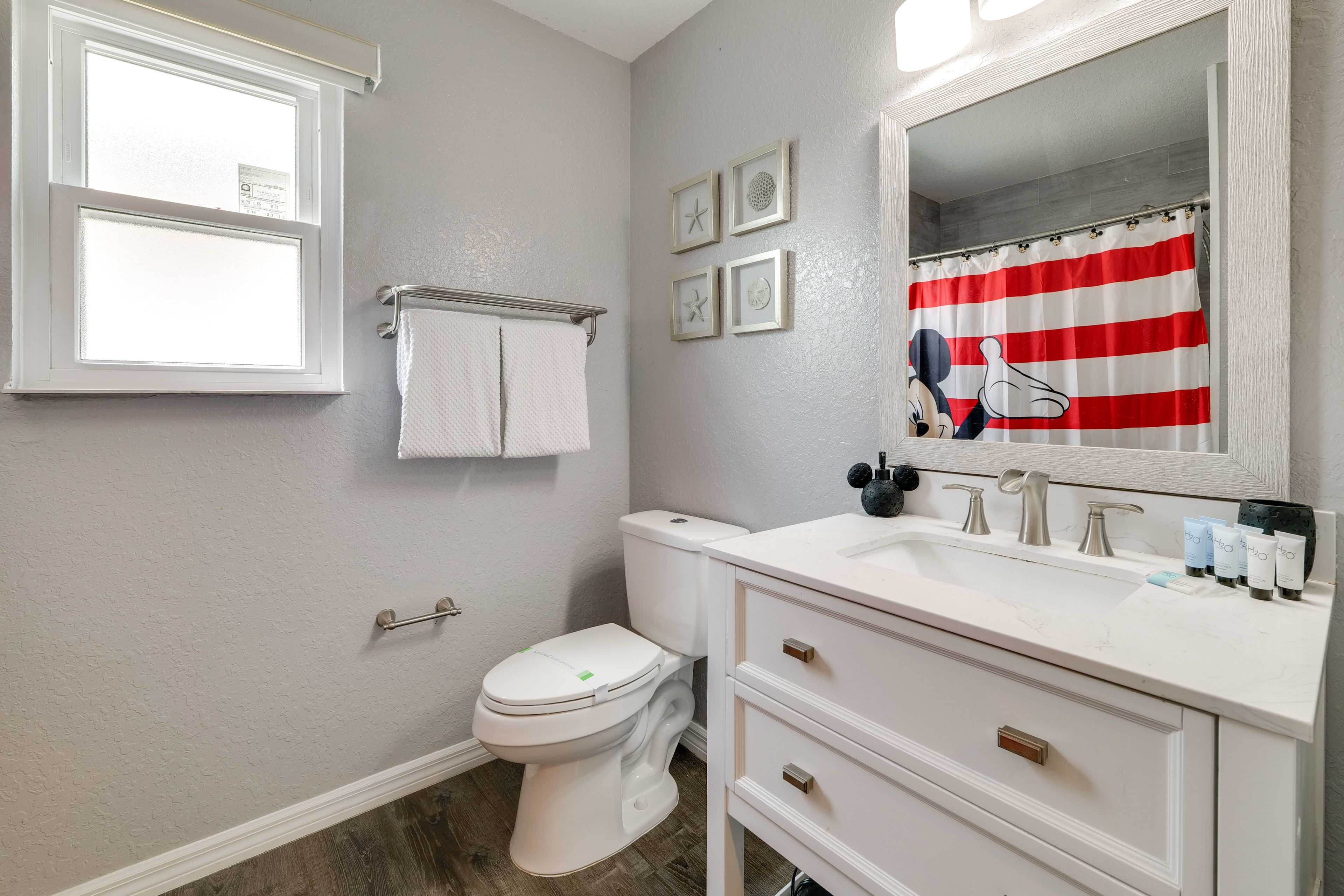 Full Bathroom | Towels Provided