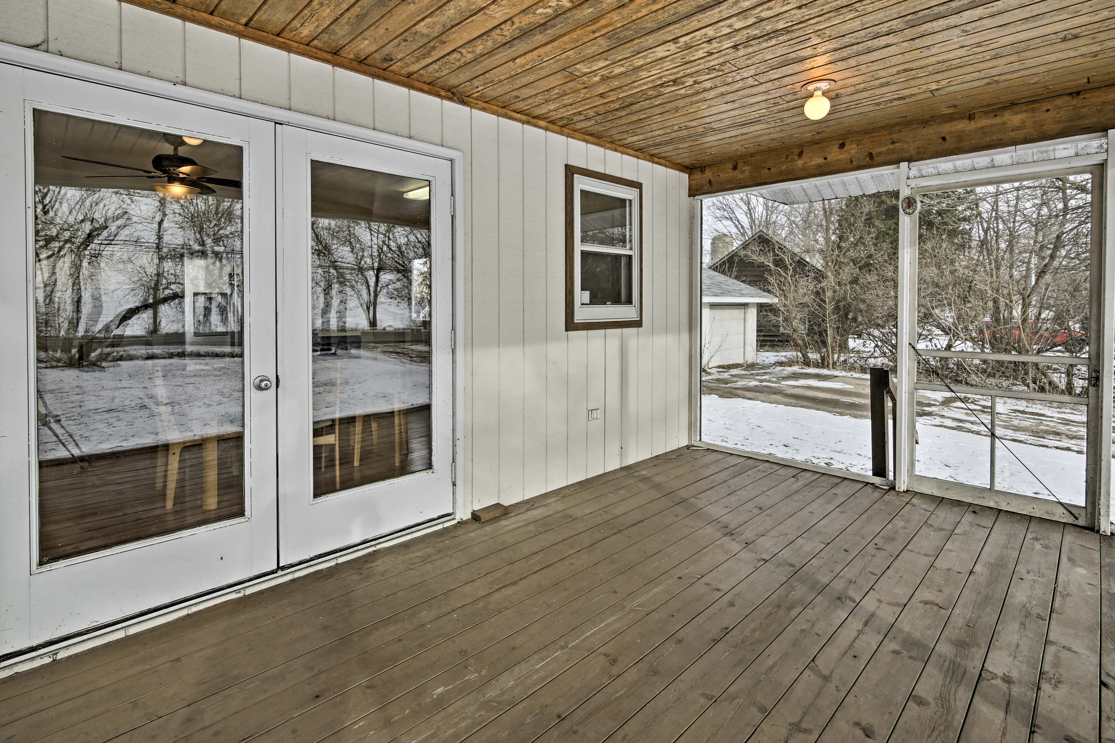 Screened Porch | 1-Acre Property