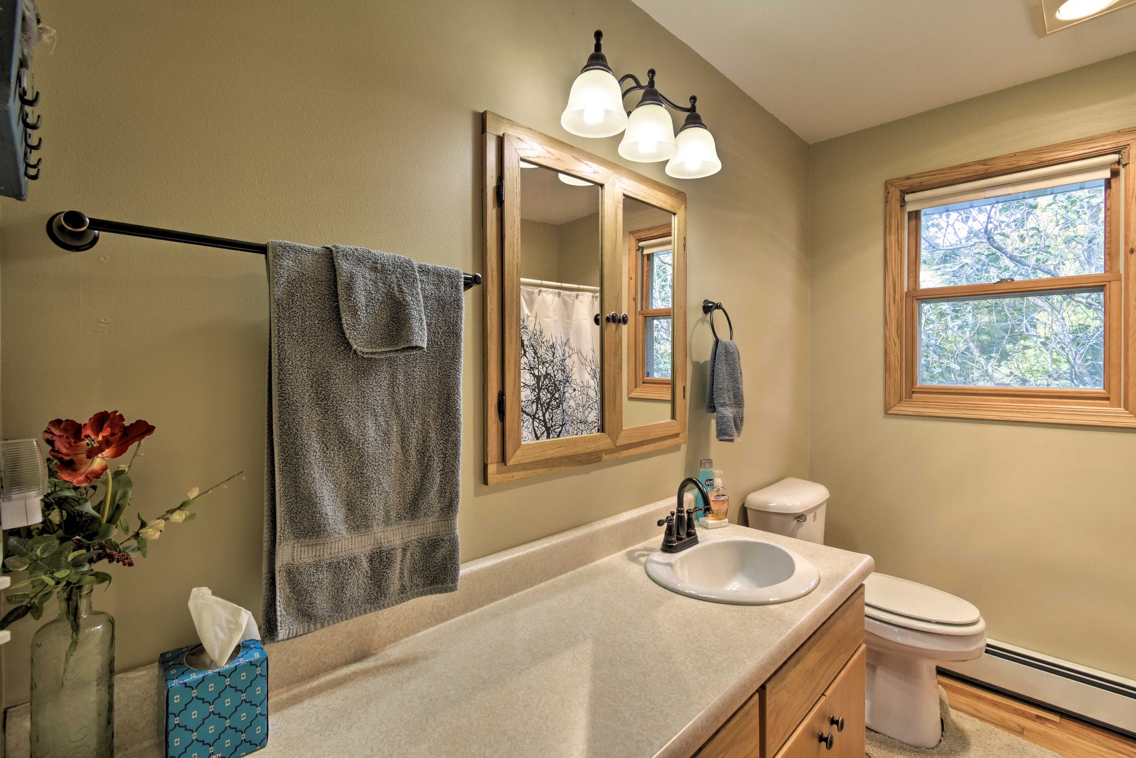 Bathroom | Towels Provided | Shower/Tub Combo