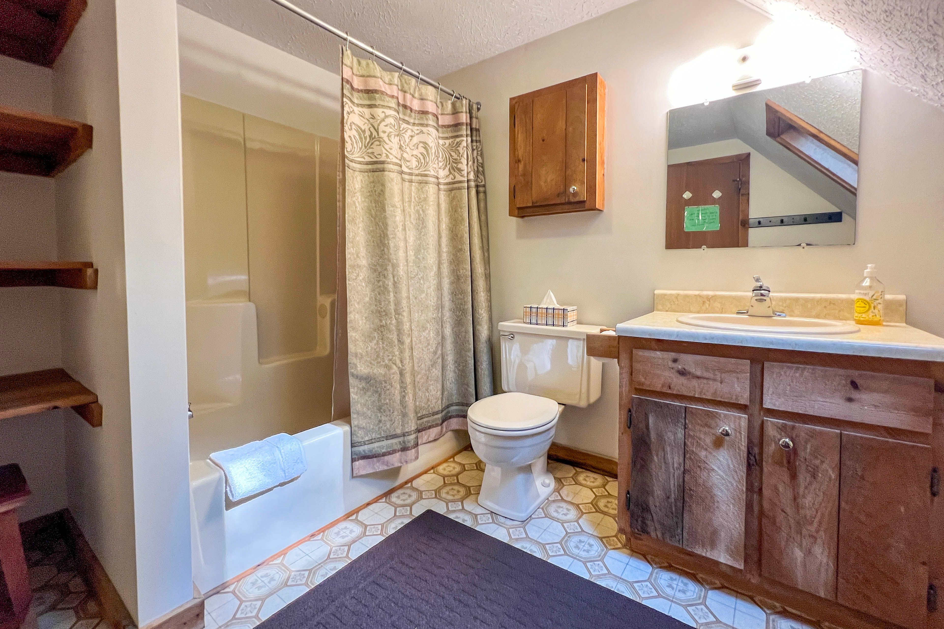 Full Bathroom | Towels Provided