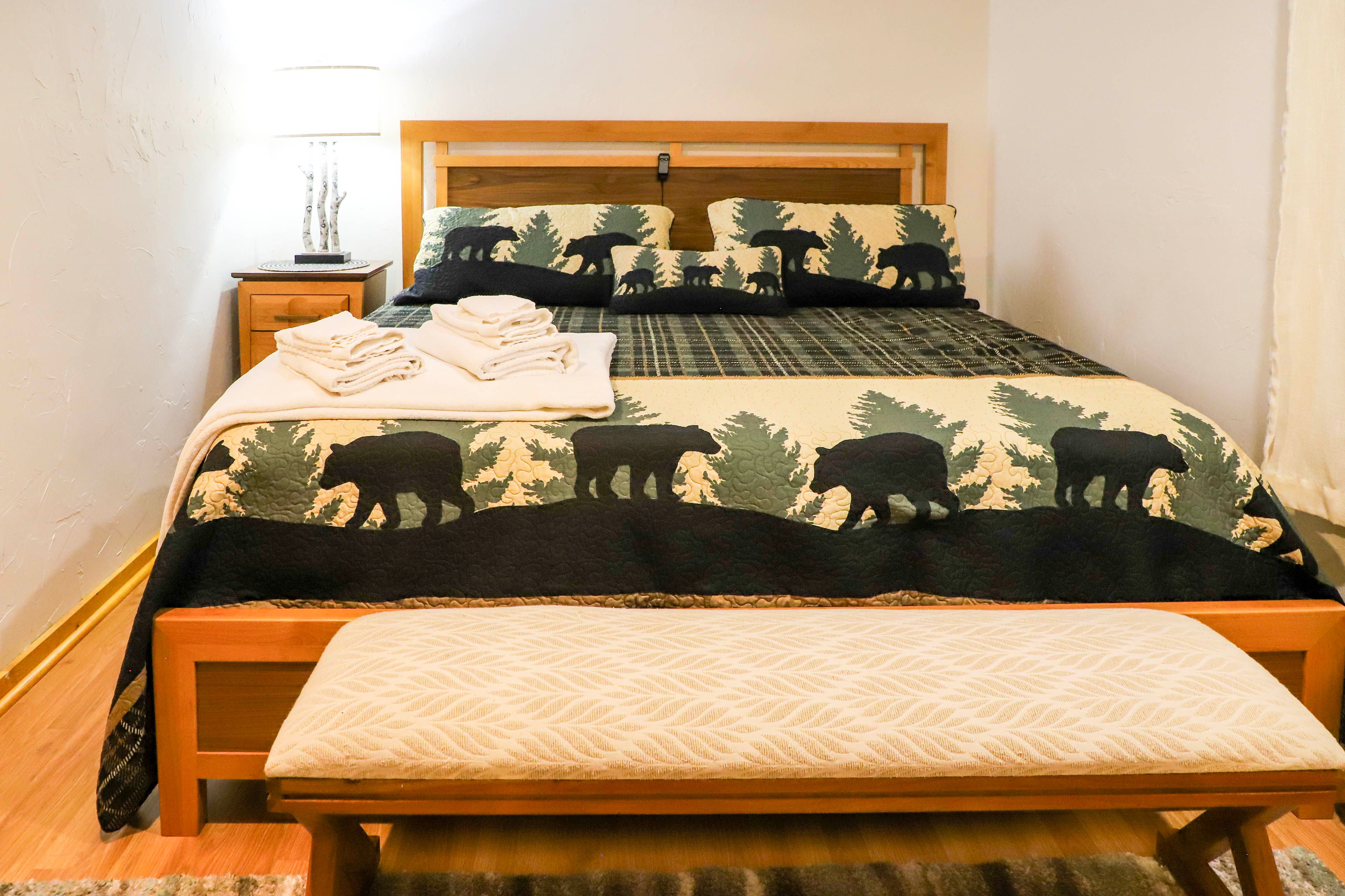 Bedroom 1 | Queen Bed