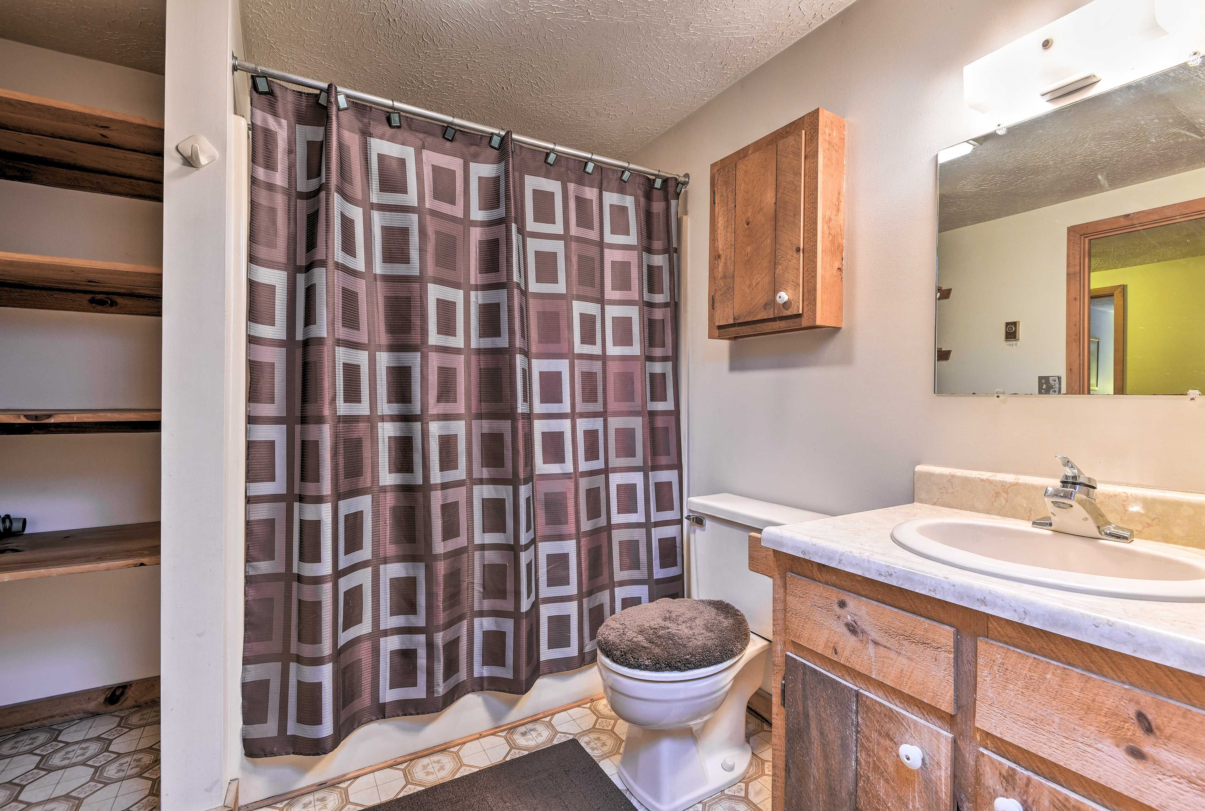 Full Bathroom | Towels Provided