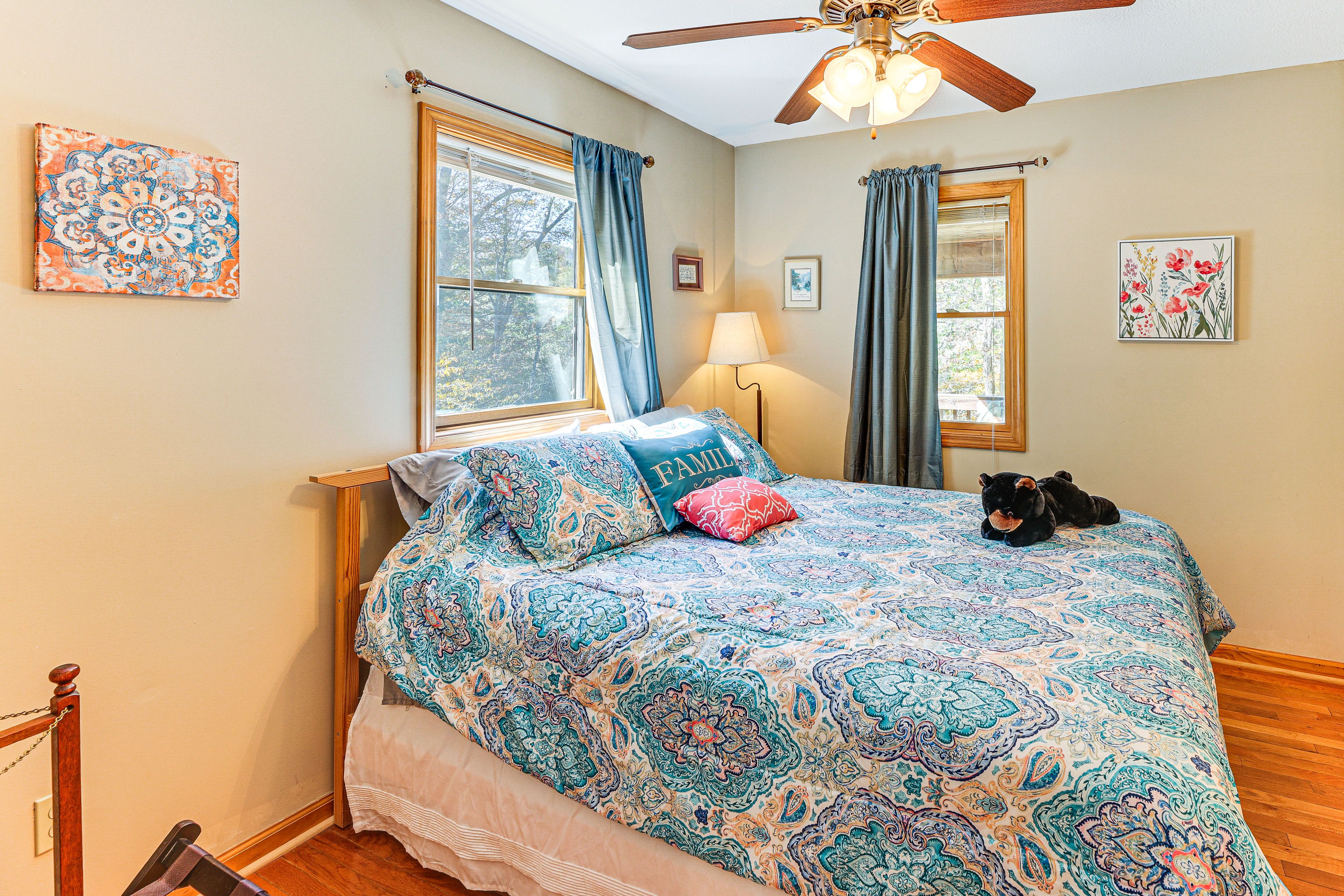 Bedroom 1 | Queen Bed | Linens Provided | En-Suite Bathroom | 1st Floor