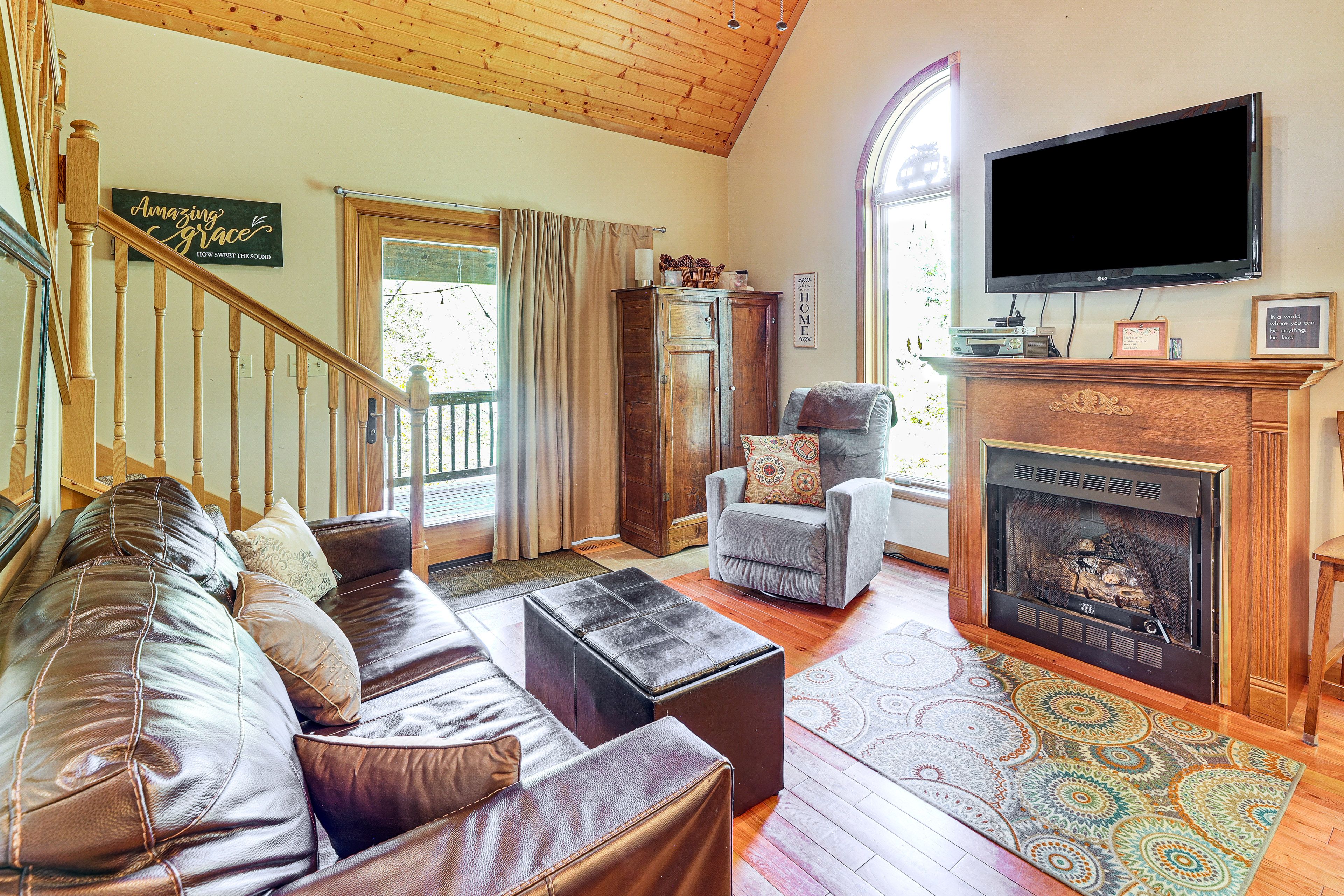 Living Room | Gas Fireplace | TV w/ Roku | 1st Floor