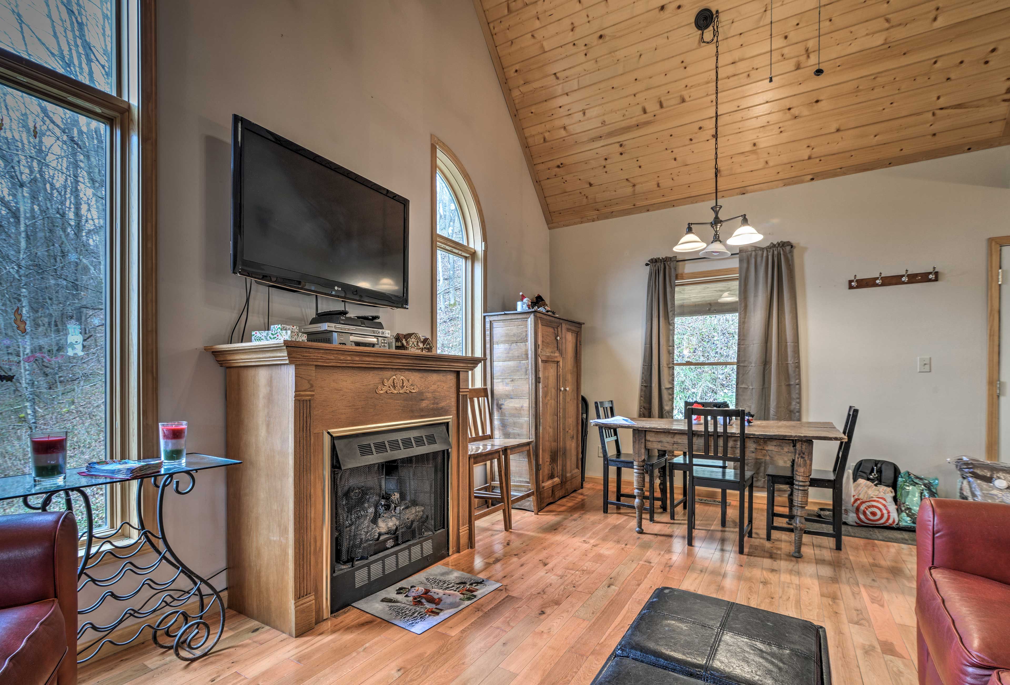 Main Living Space | Gas Fireplace | TV w/ Roku