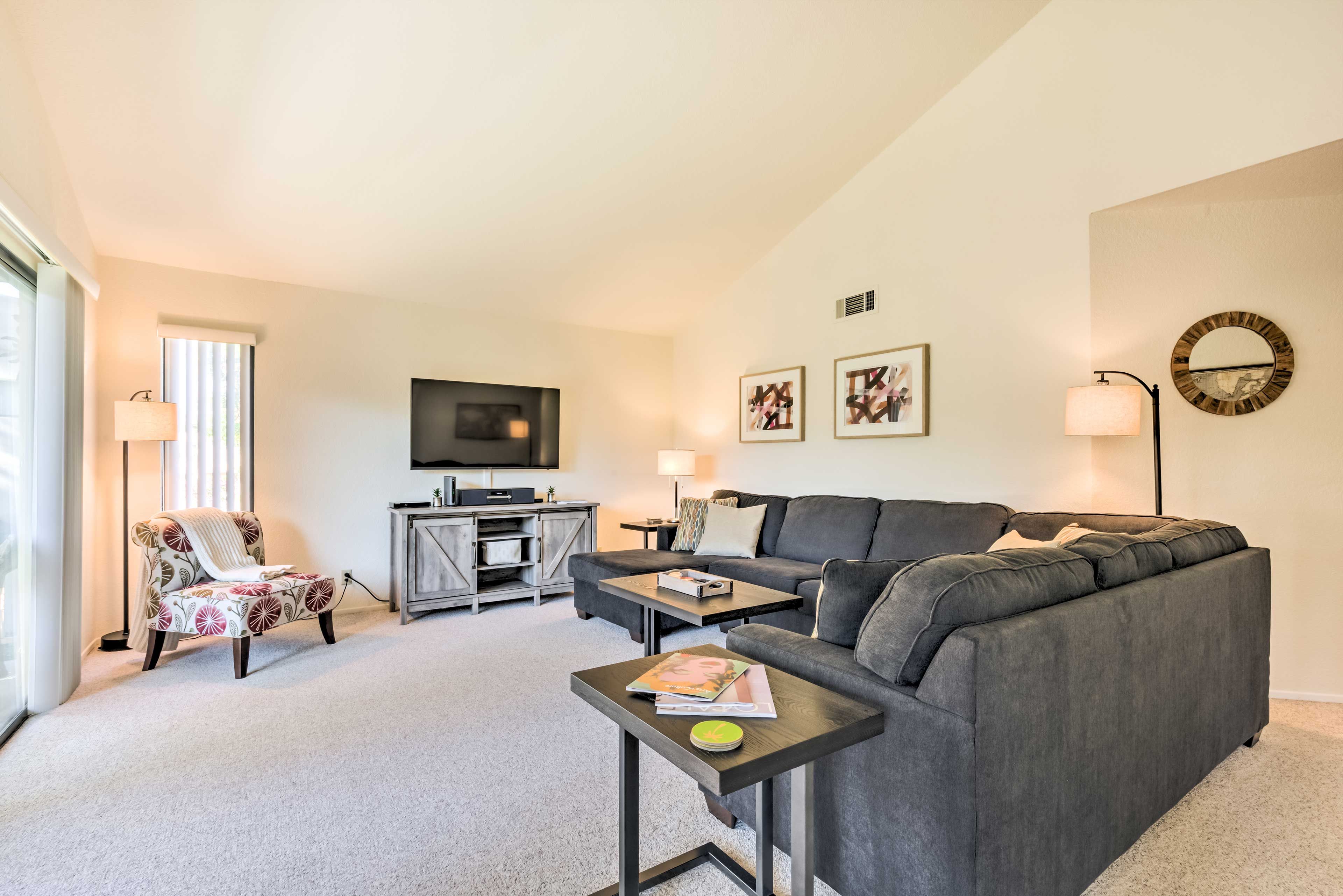 Living Room | Free WiFi | Central A/C & Heat | Smart TV