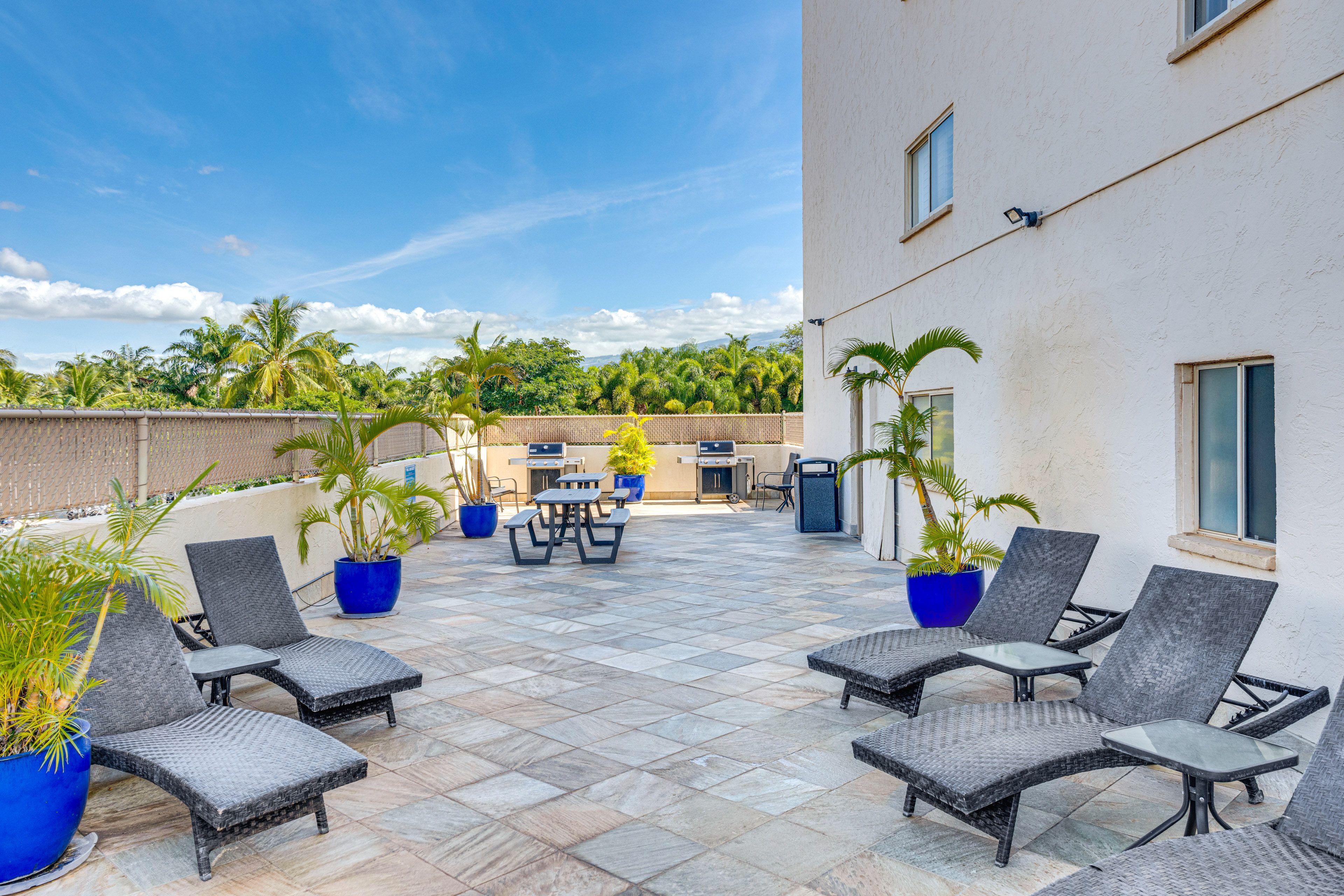 Community Amenities | Grill & Picnic Area | Loungers | Pool