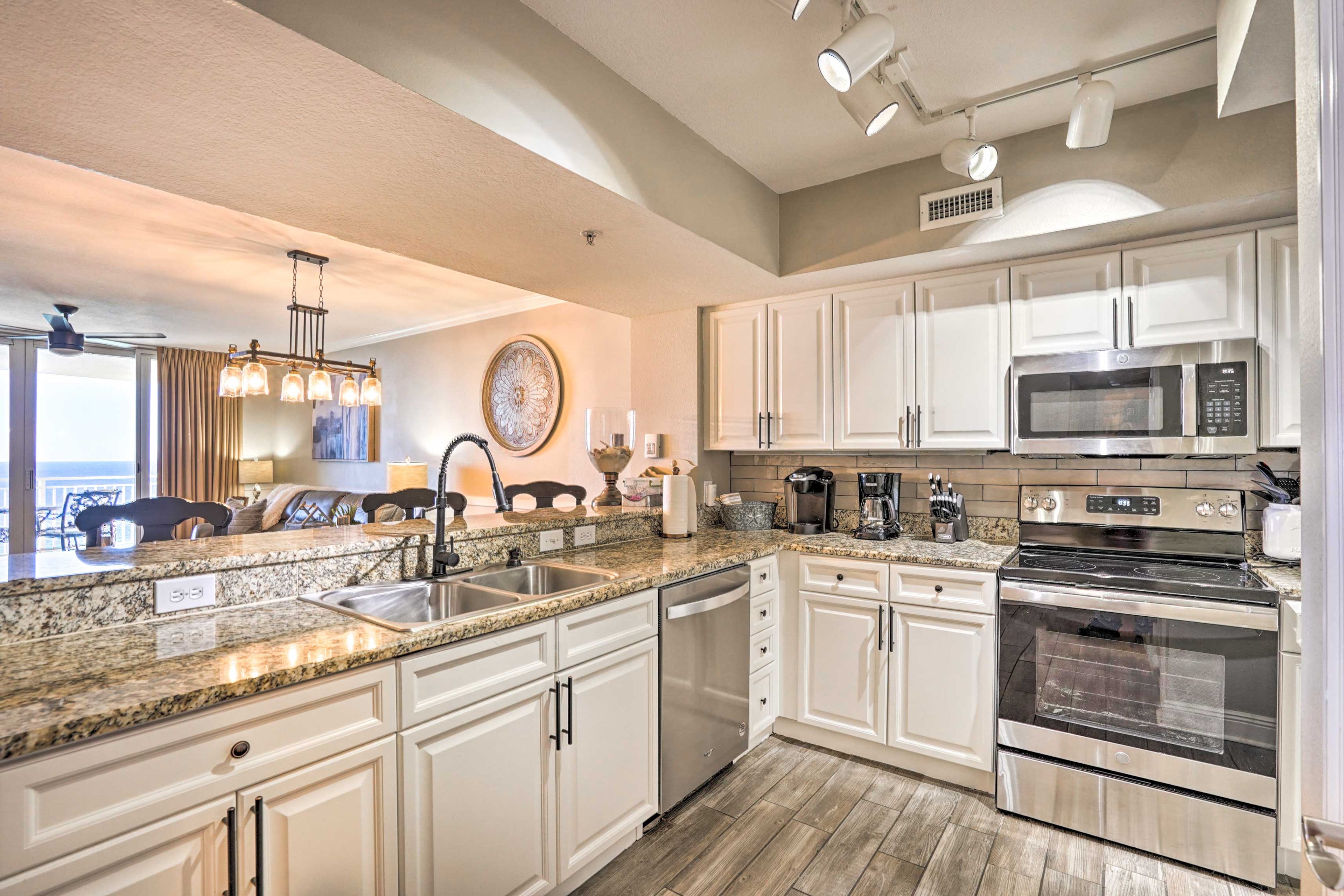 Kitchen | Ice Maker | Trash Bags & Paper Towels