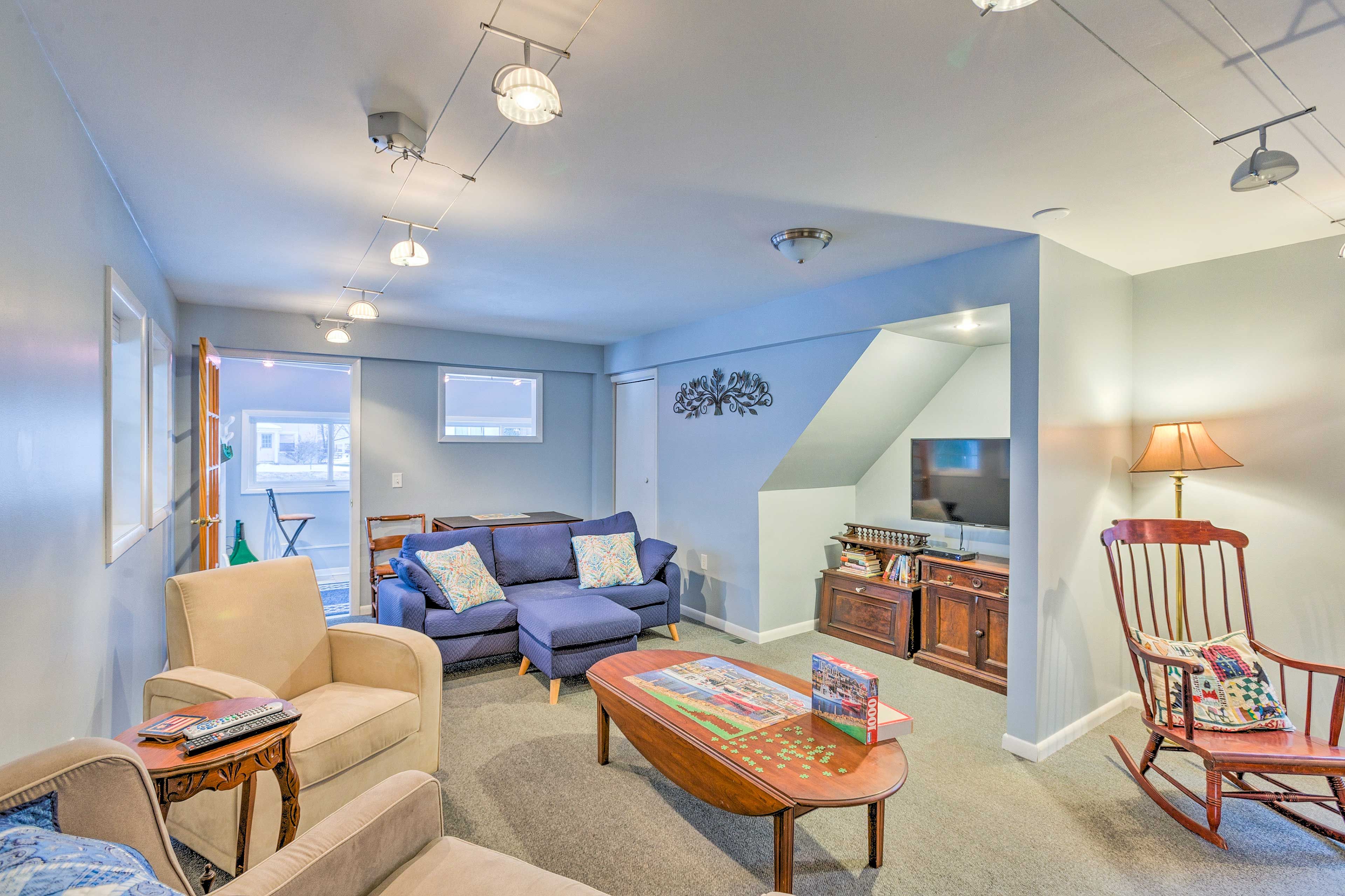 Living Room | Main Floor | Central Air Conditioning | Smart TV w/ Cable