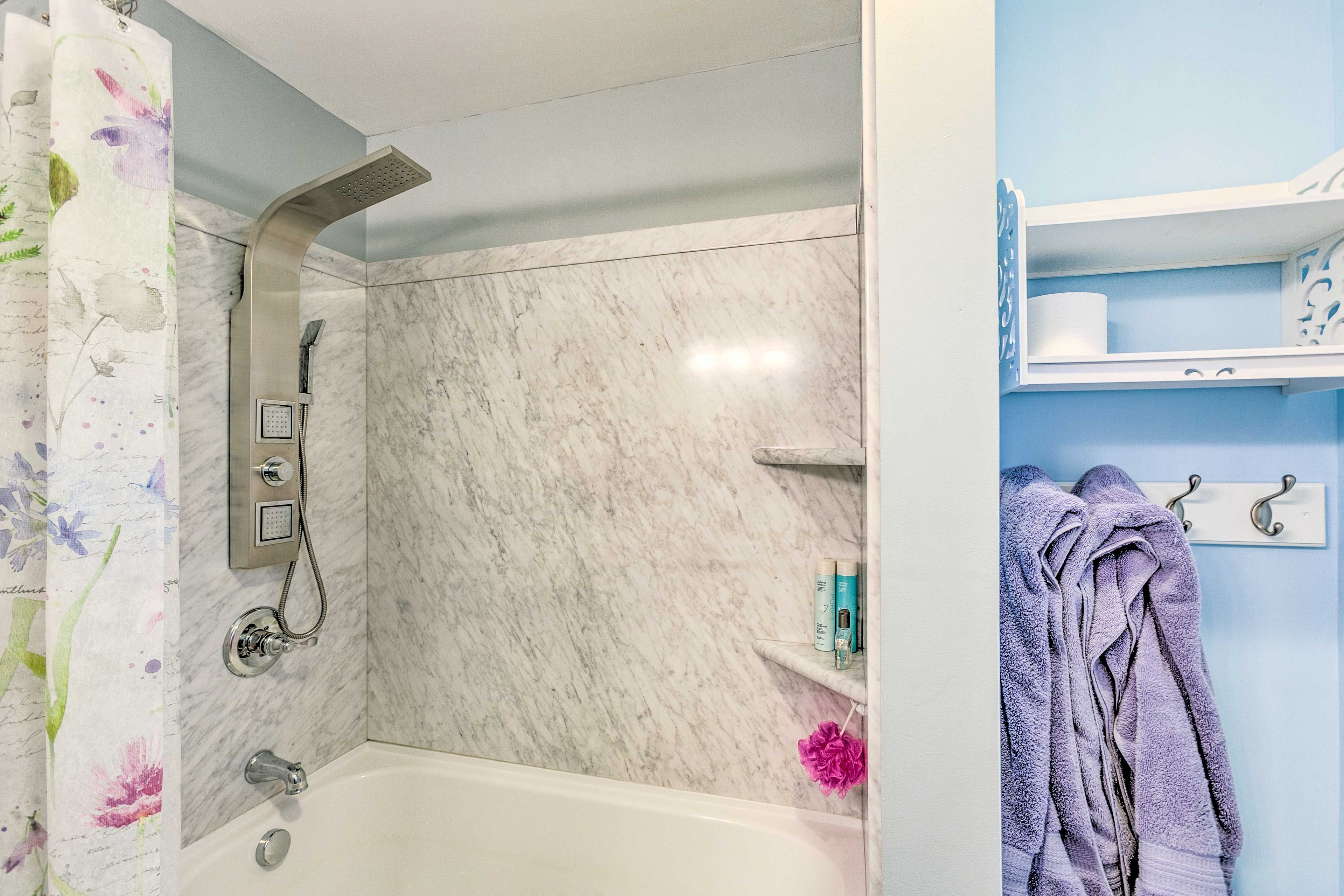 Full Bathroom | Complimentary Toiletries