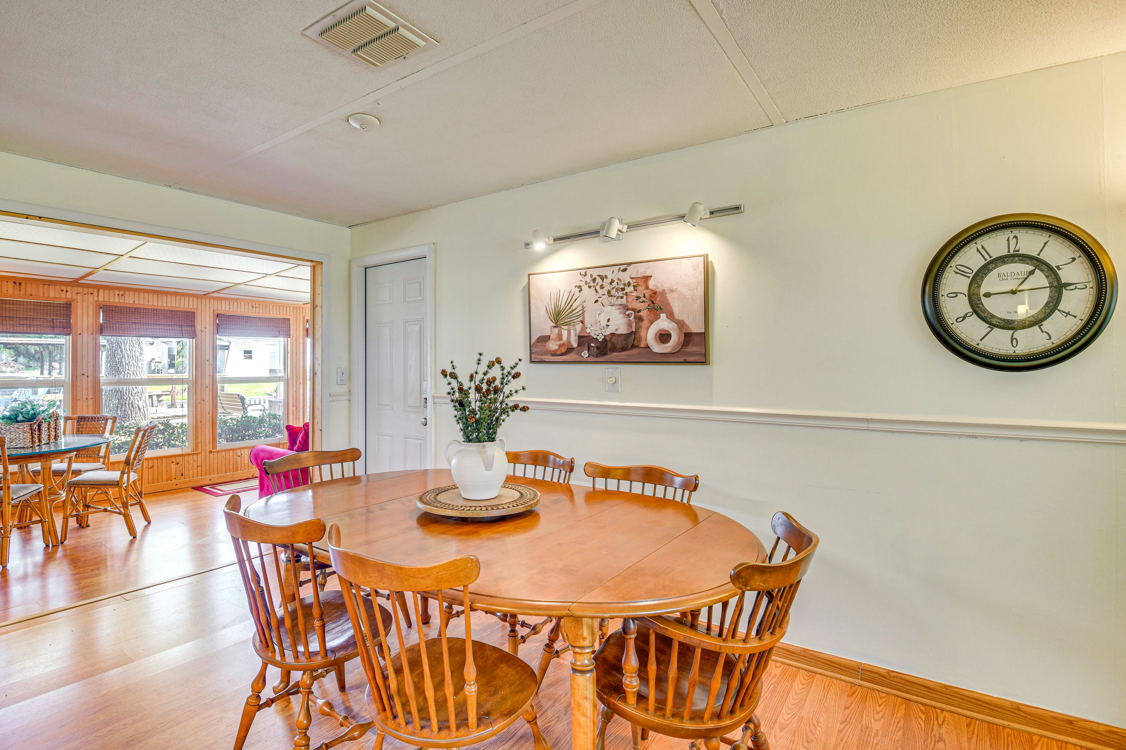 Dining Area | Dishware/Flatware Provided