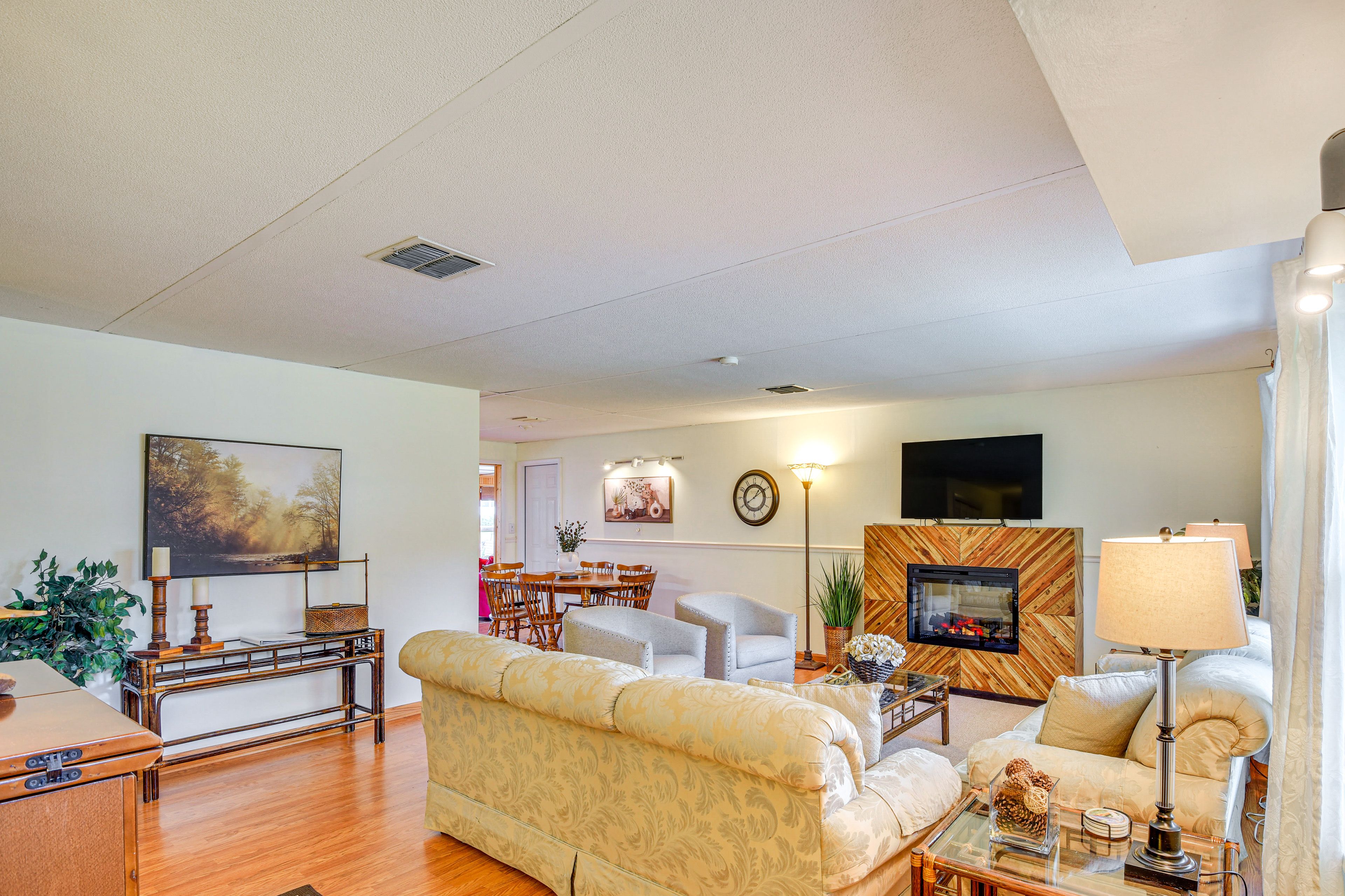 Living Room | Smart TV | Free WiFi