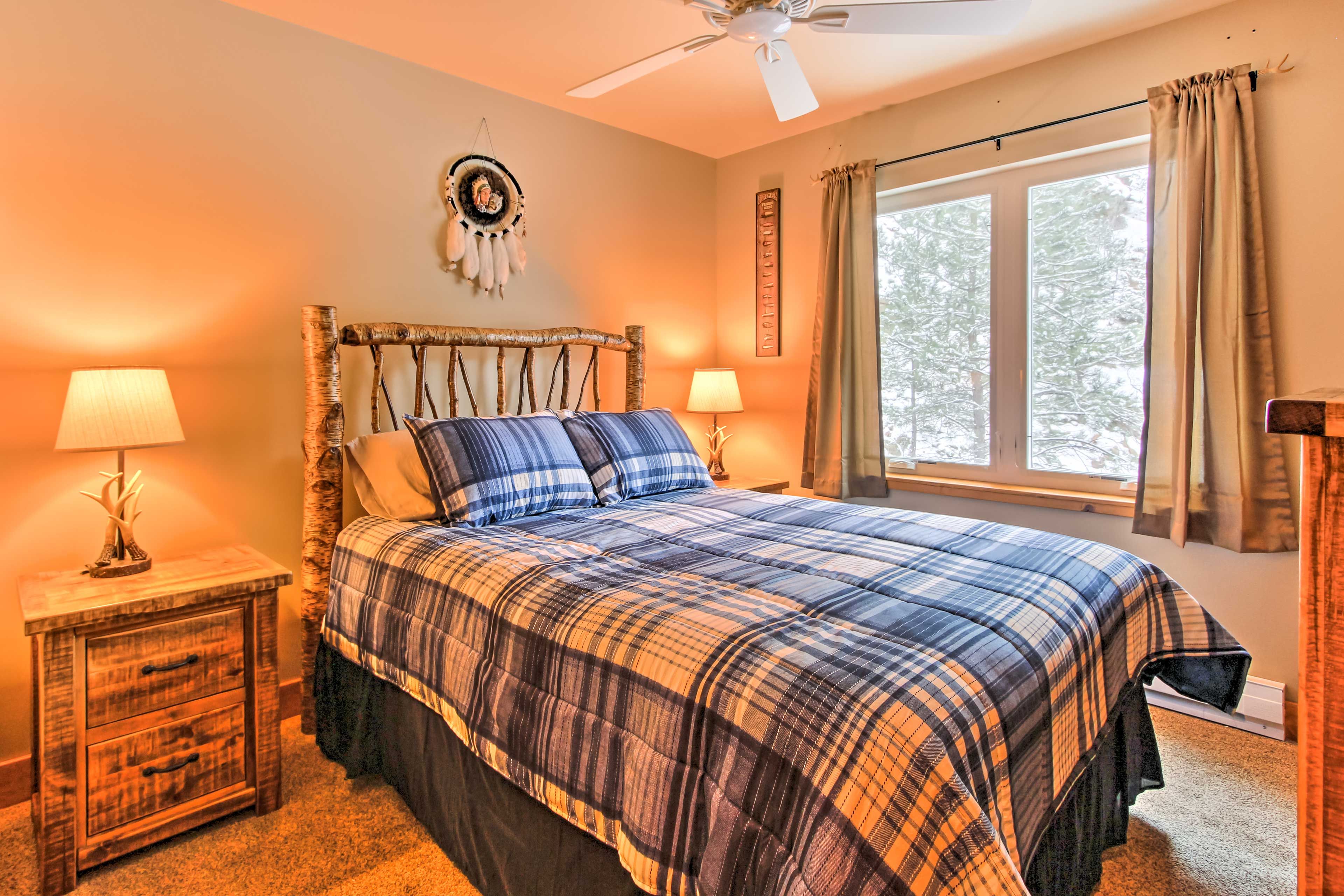 Bedroom 1 | Queen Bed