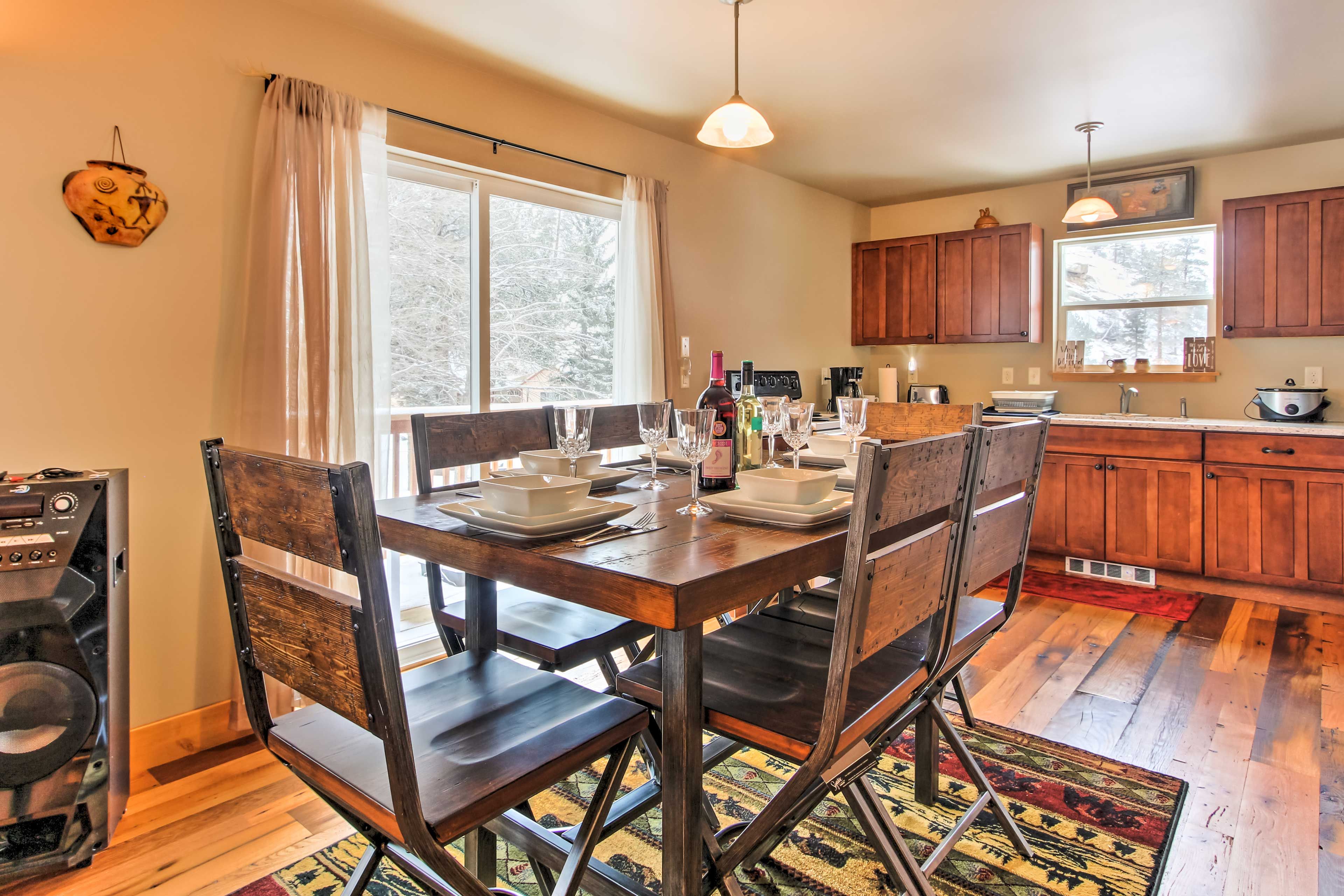 Dining Area | Dishes & Flatware Provided