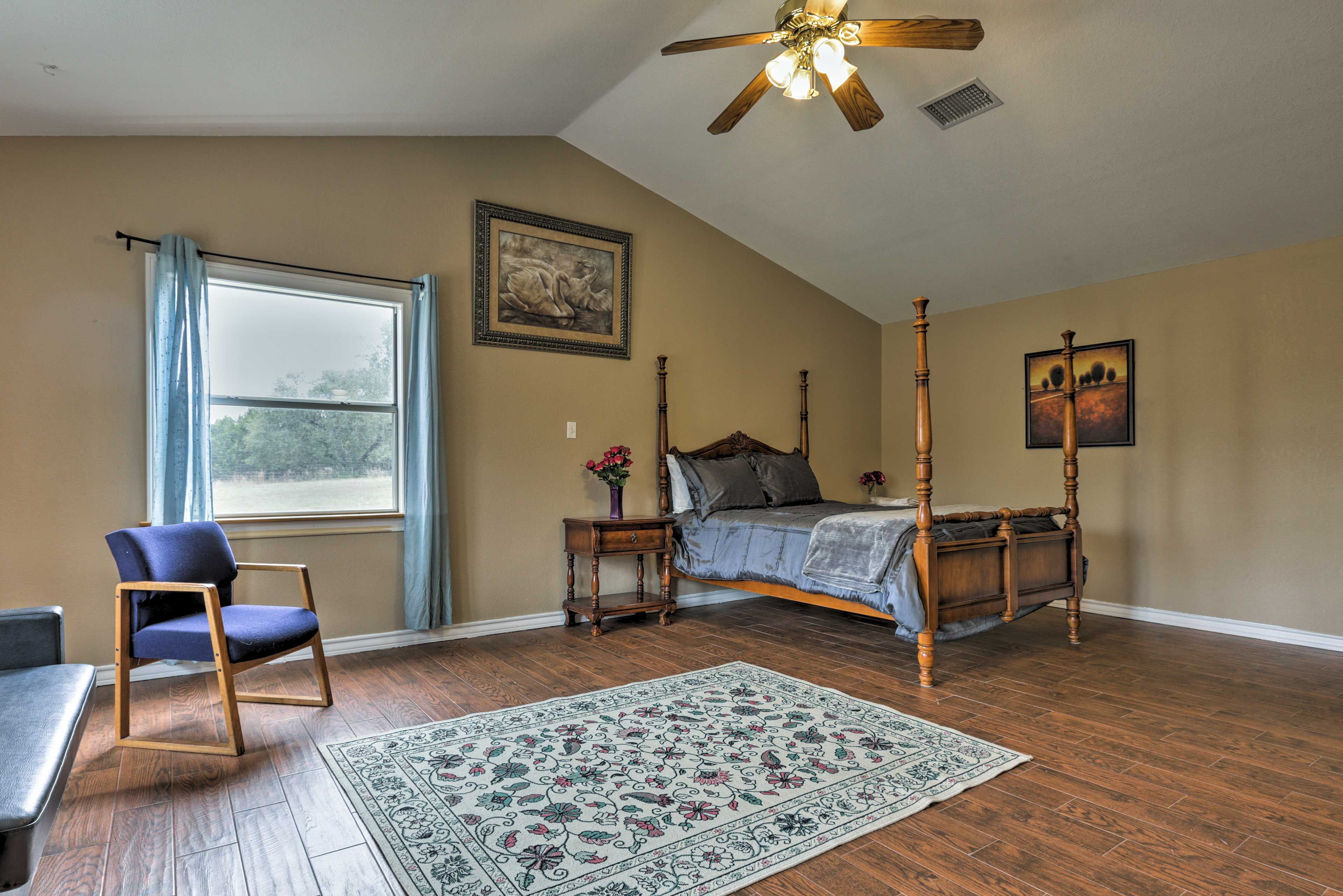Bedroom 1 | Queen Bed