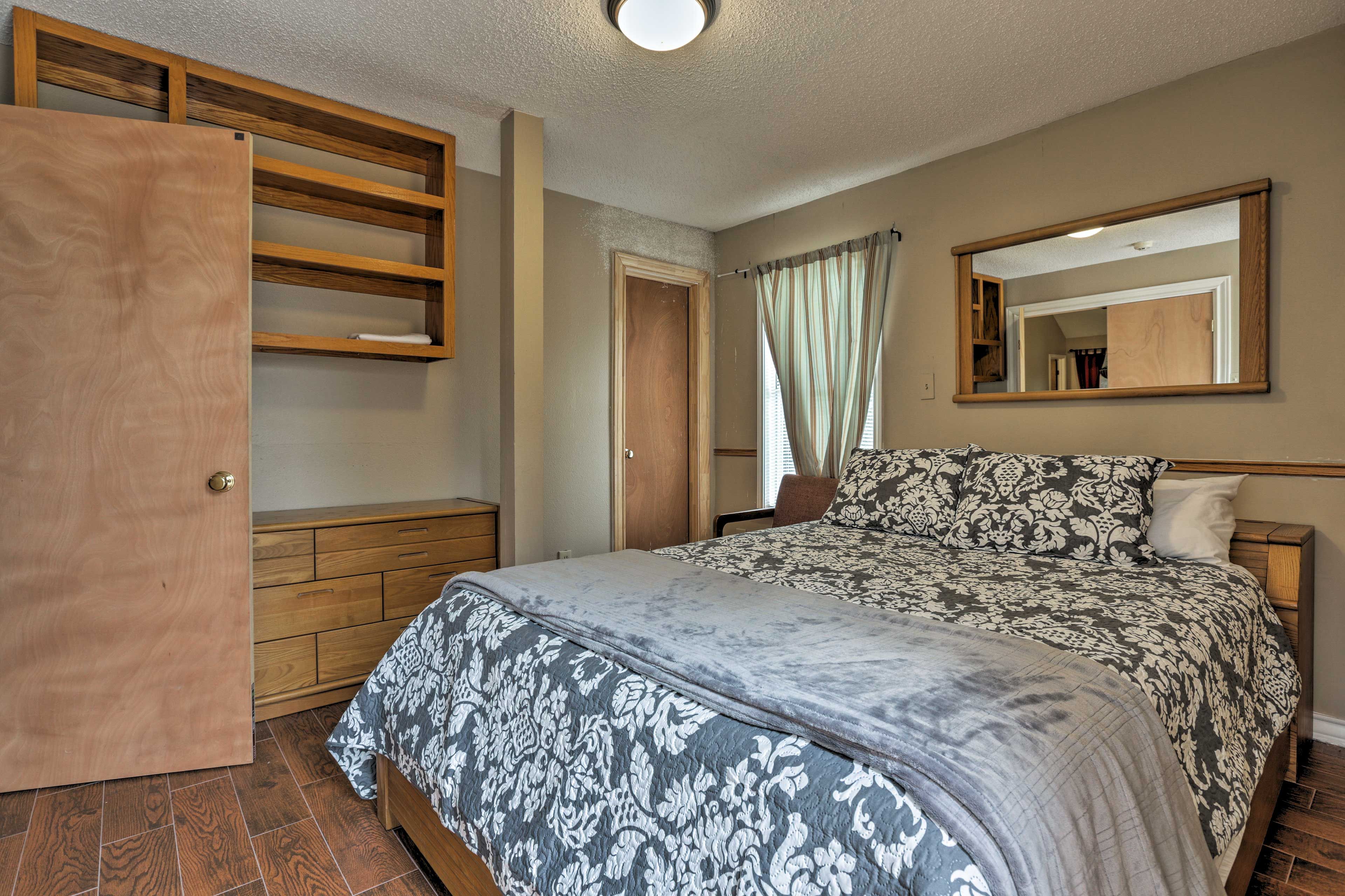 Bedroom 2 | Queen Bed