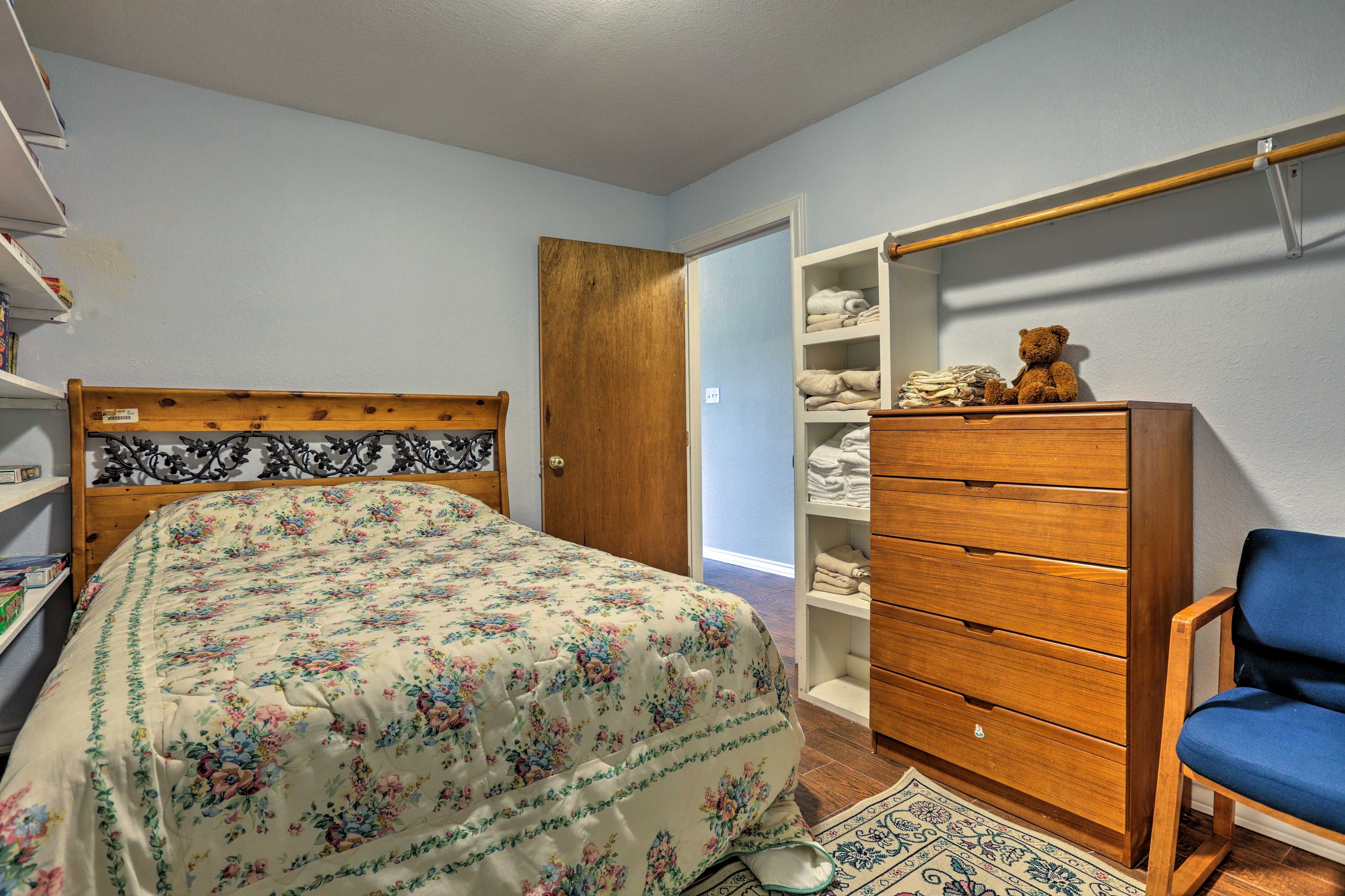 Bedroom 3 | Queen Bed