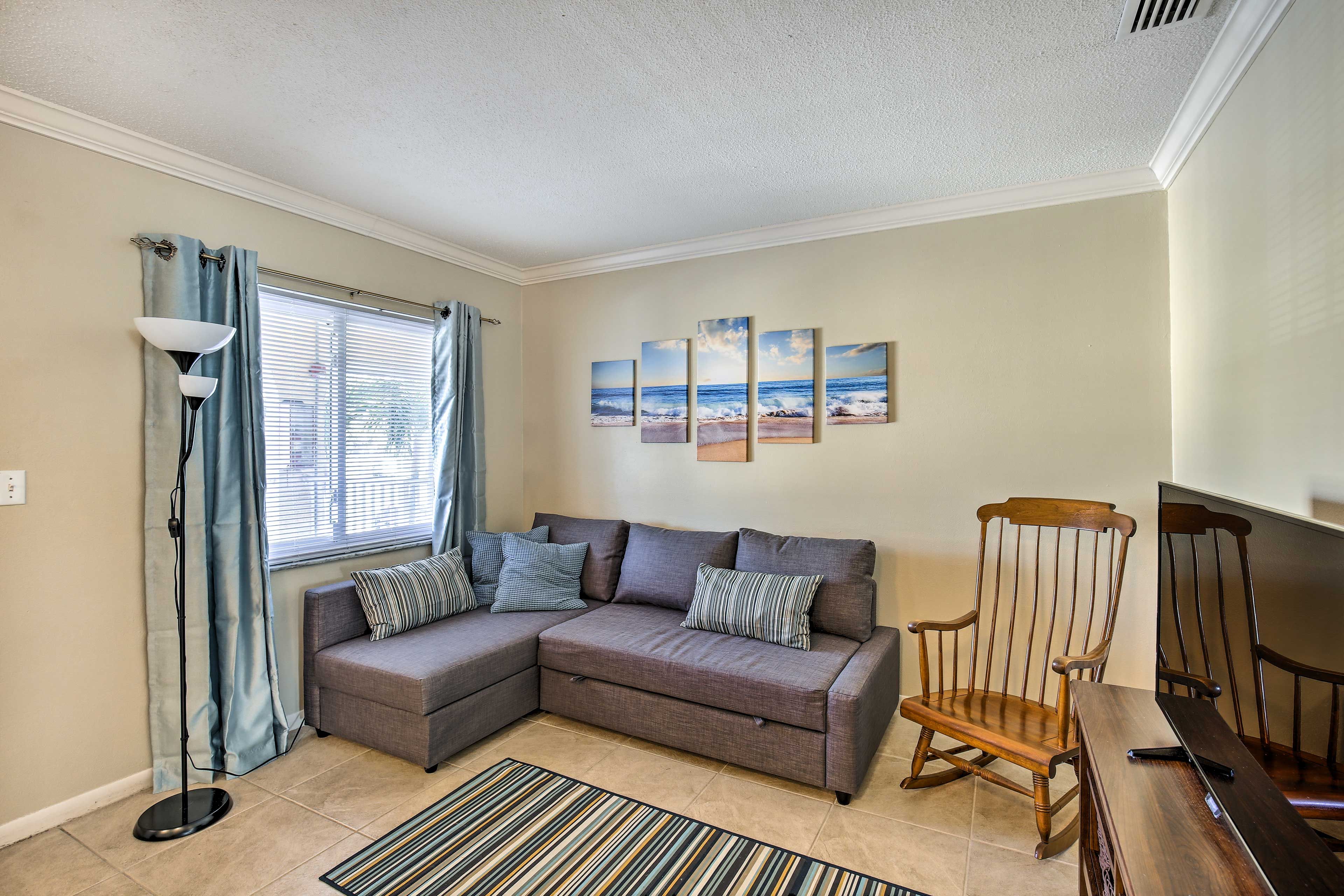 Living Room | Sleeper Sofa | Free WiFi | Cable TV | Central A/C & Heat