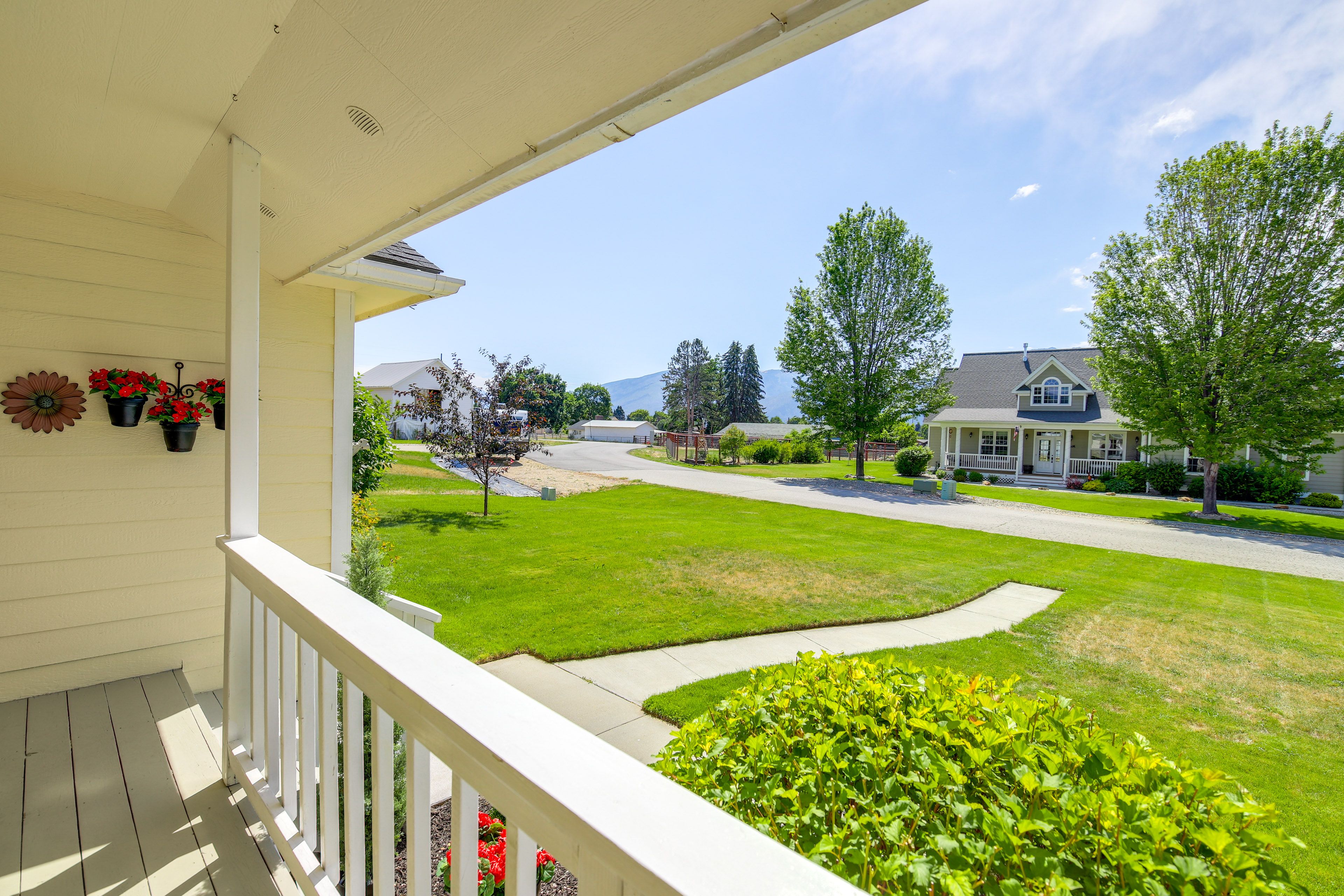 Neighborhood | Mountain Views