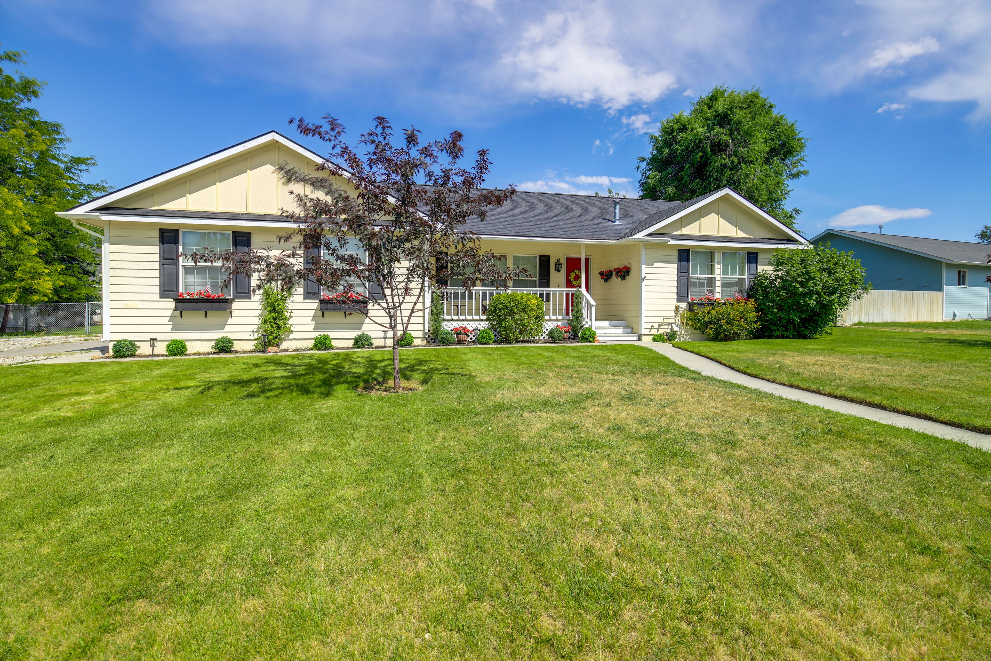 Home Exterior | Driveway (6 Vehicles)