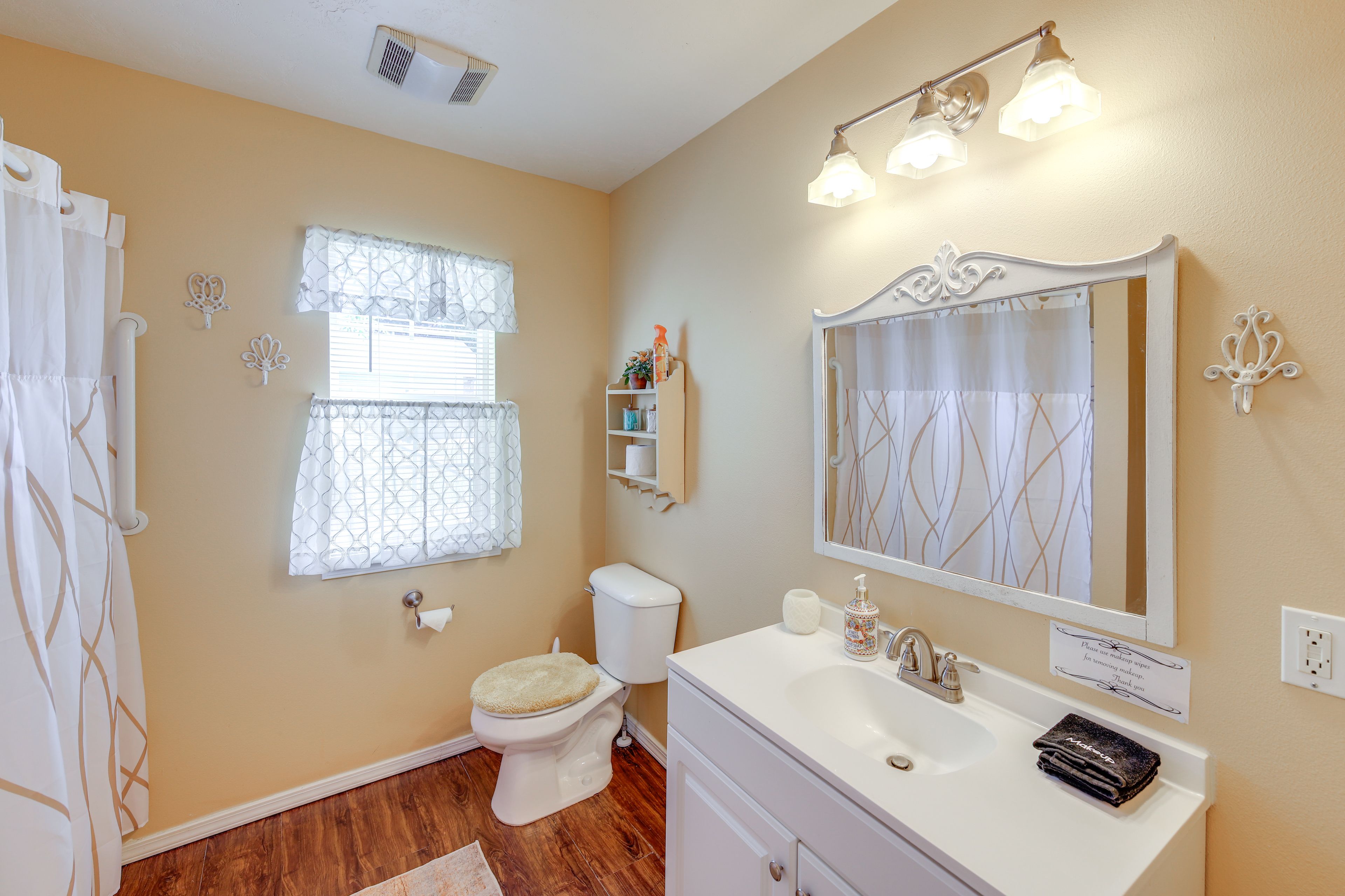 Bathroom | Towels Provided | 1st Floor
